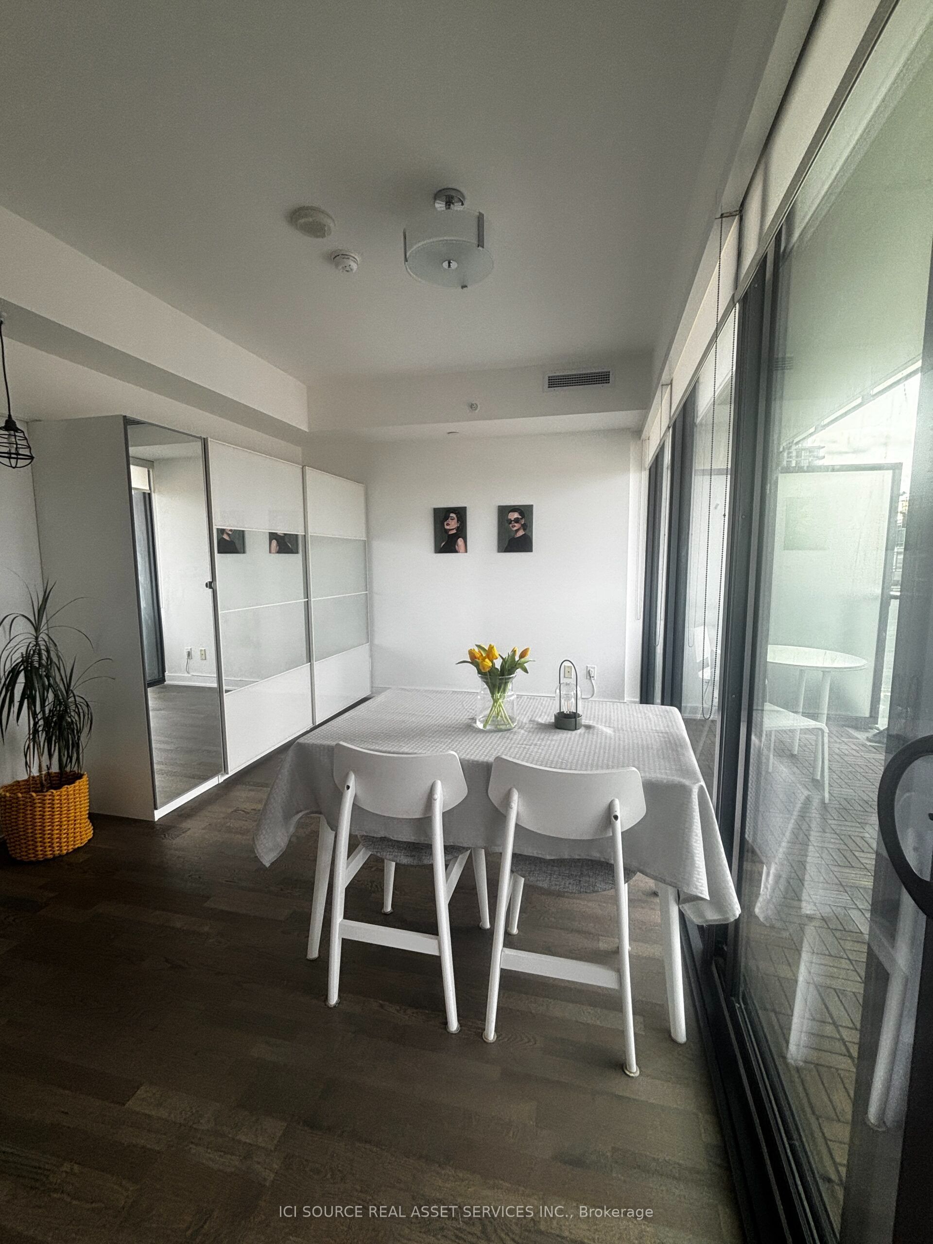 185 Roehampton Avenue 1304, Toronto, ON M4P 1R4 photo 2