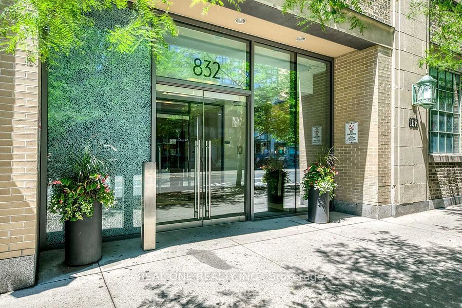 832 Bay Street 3703, Toronto, ON M5S 1Z6 photo 2