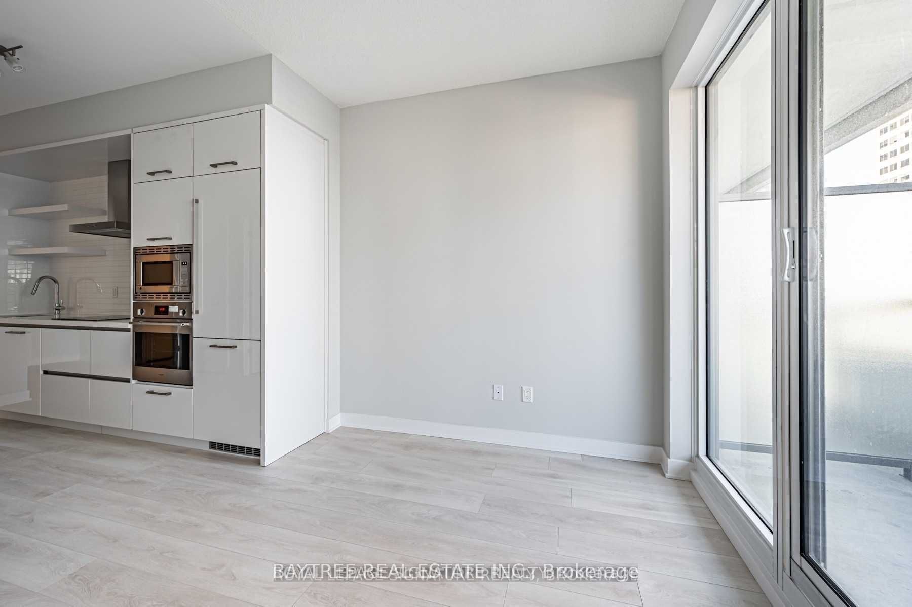 2221 Yonge Street 2710, Toronto, ON M4S 2B4 photo 3