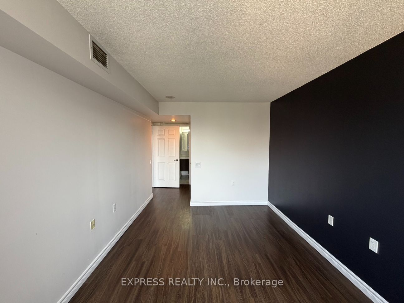 35 Finch Avenue E 2211, Toronto, ON M2N 6Z8 photo 3
