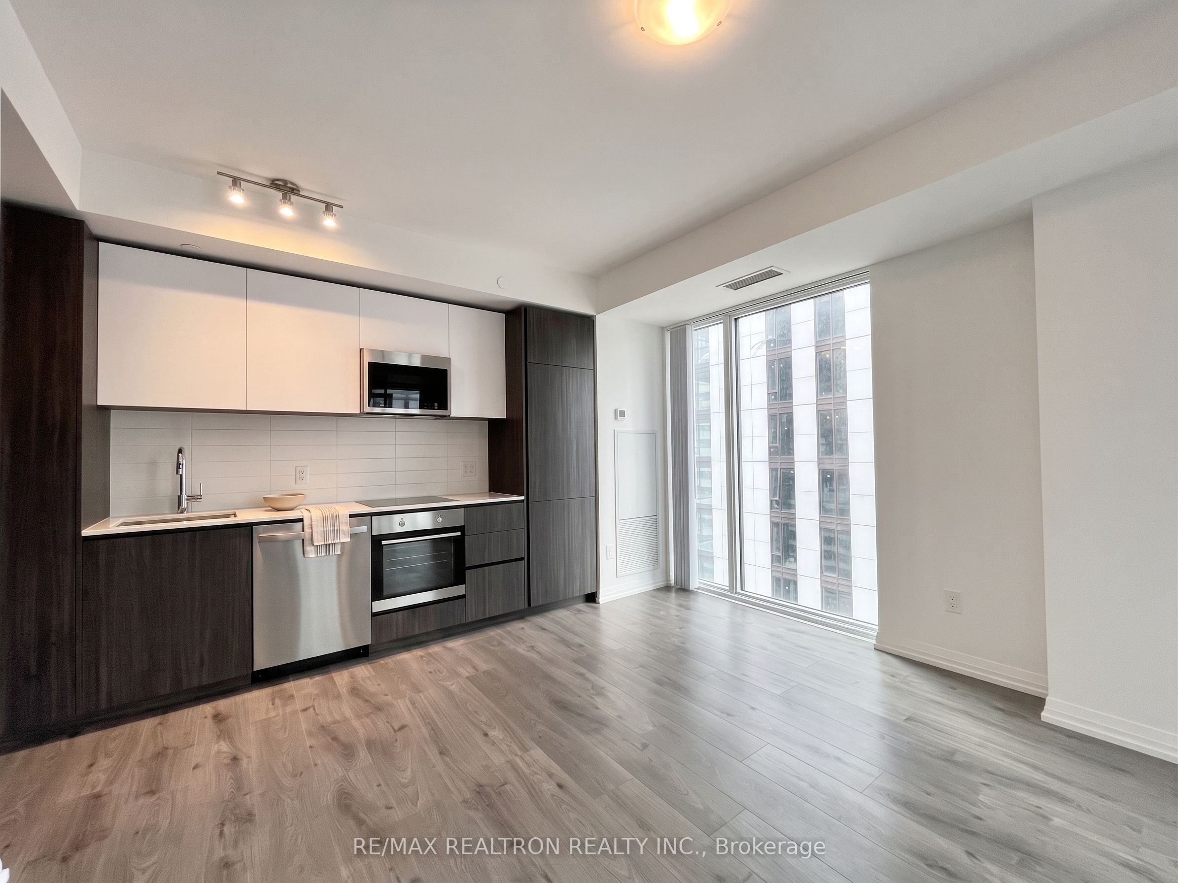 8 Widmer Street 2305, Toronto, ON M5V 0W6 photo 4