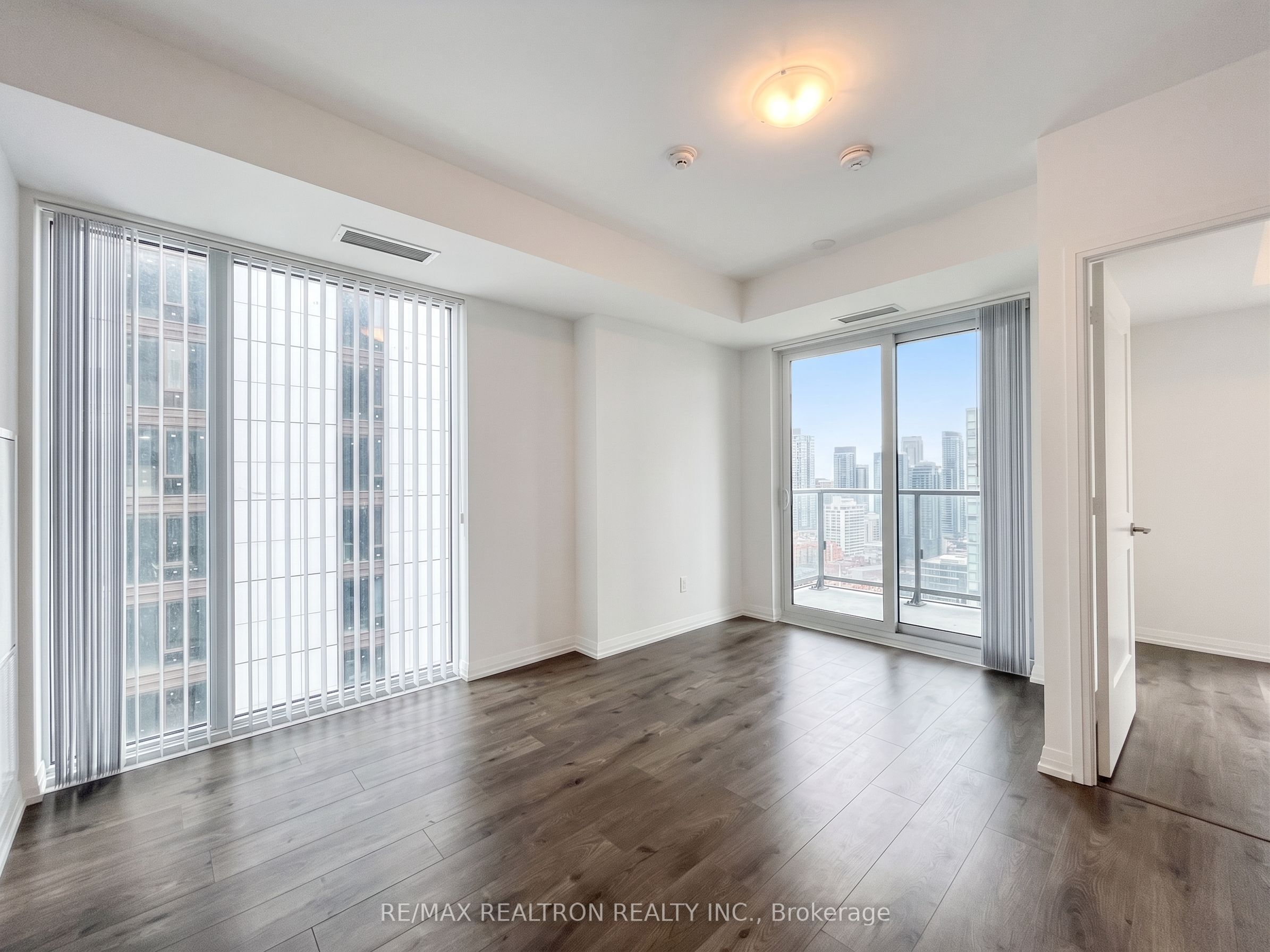8 Widmer Street 2305, Toronto, ON M5V 0W6 photo 5