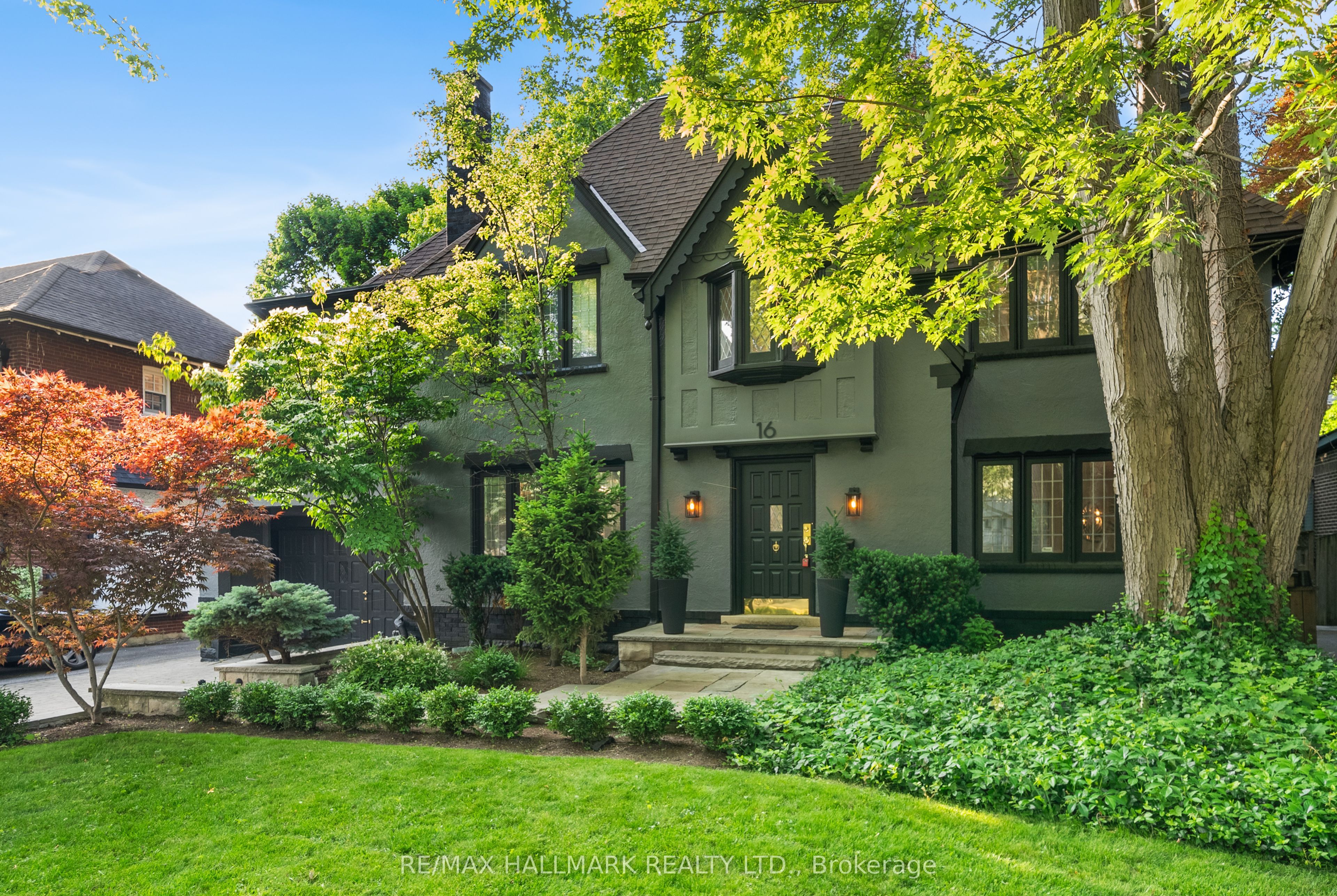 16 Elderwood Drive, Toronto, ON M5P 1W5