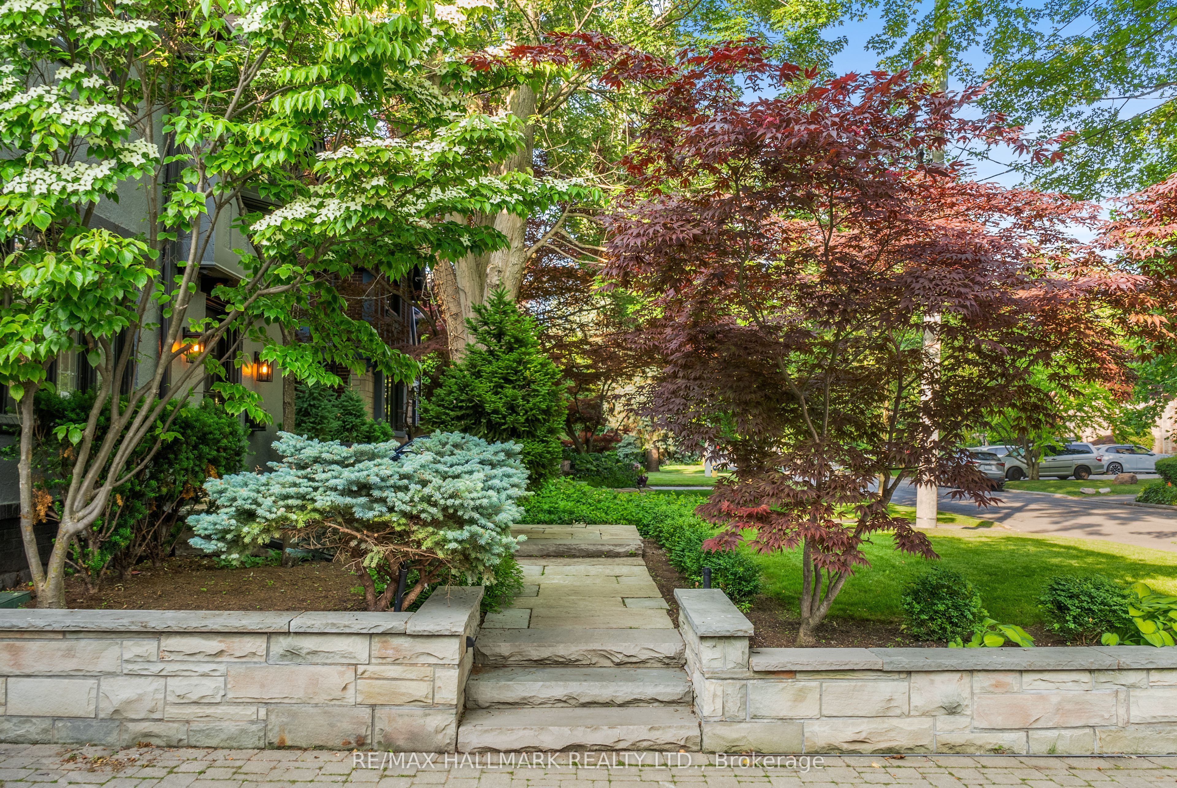 16 Elderwood Drive, Toronto, ON M5P 1W5 photo 3