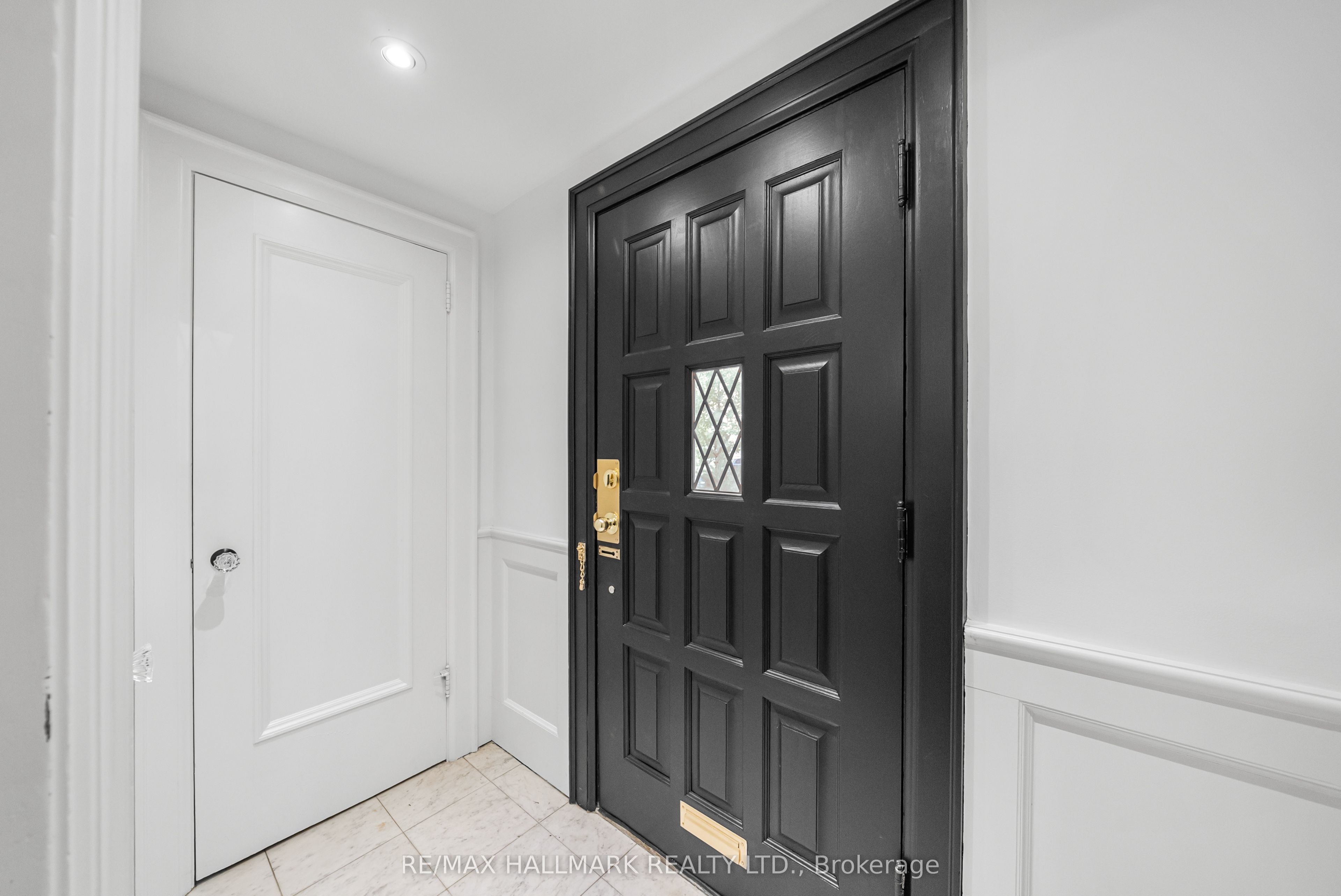 16 Elderwood Drive, Toronto, ON M5P 1W5 photo 5