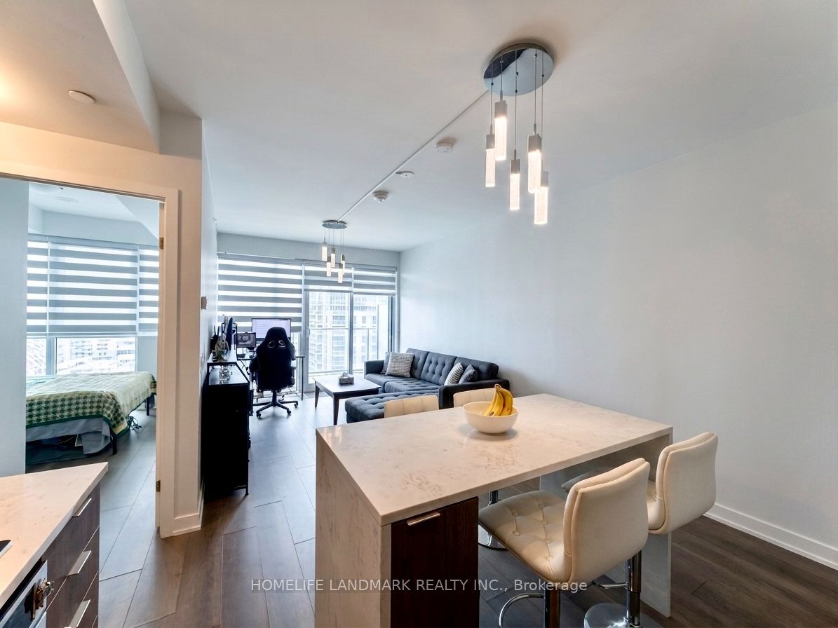 38 Iannuzzi Street 1701, Toronto, ON M5V 0S2 photo 2