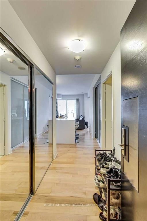 65 St Mary Street 1608, Toronto, ON M5S 0A6 photo 3