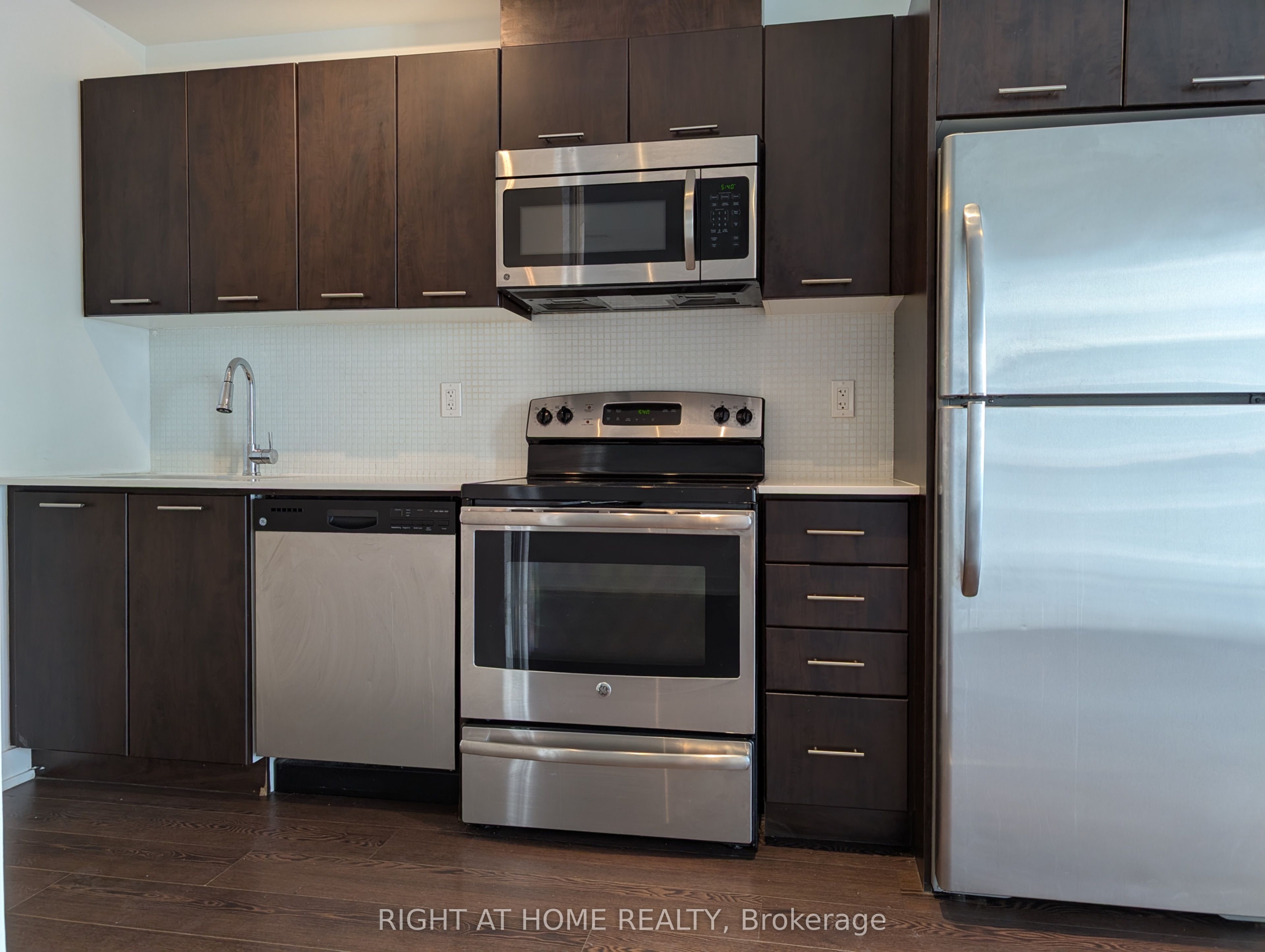20 Bruyeres Mews 1109, Toronto, ON M5V 0G8 photo 2