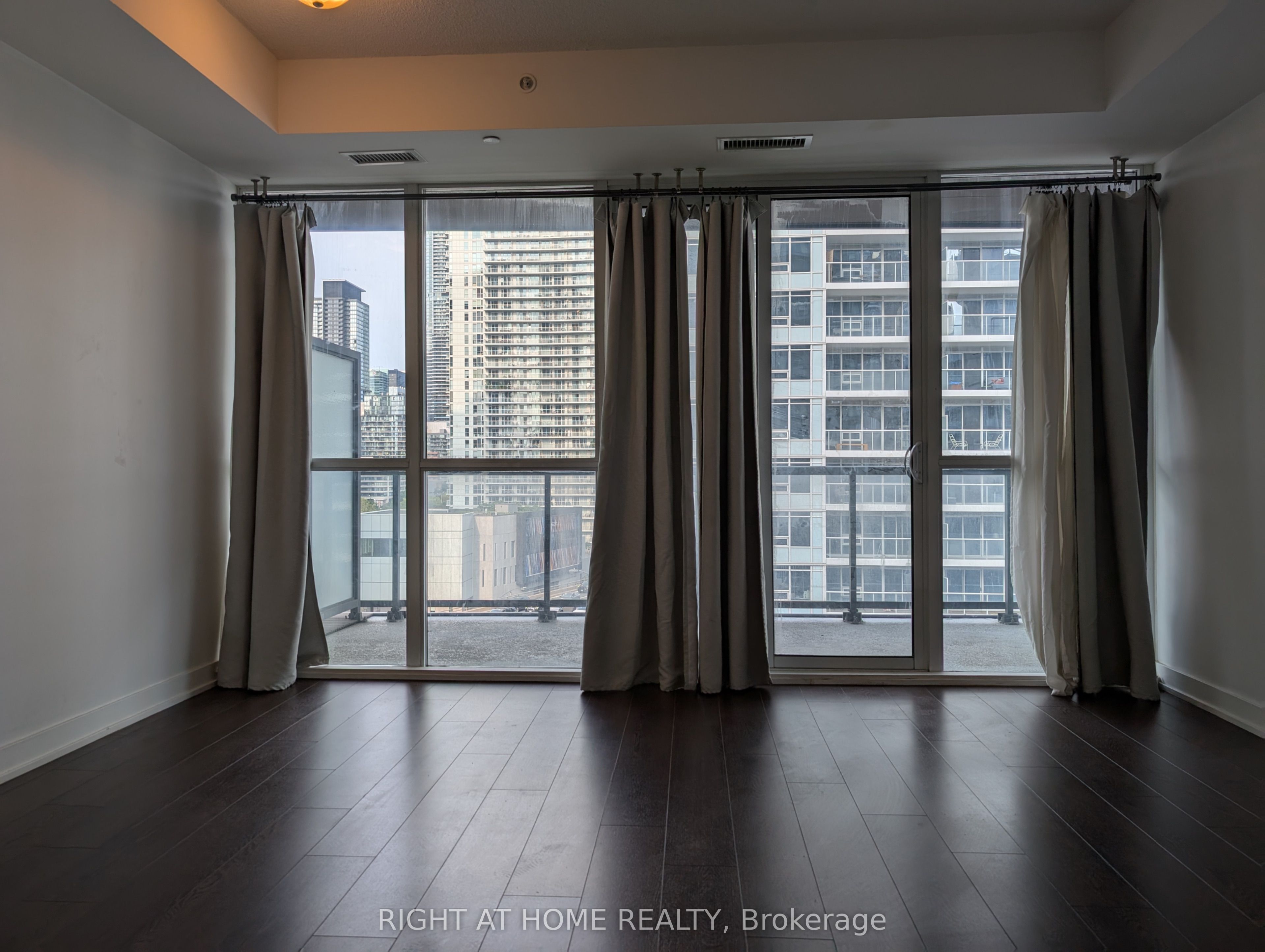 20 Bruyeres Mews 1109, Toronto, ON M5V 0G8 photo 3