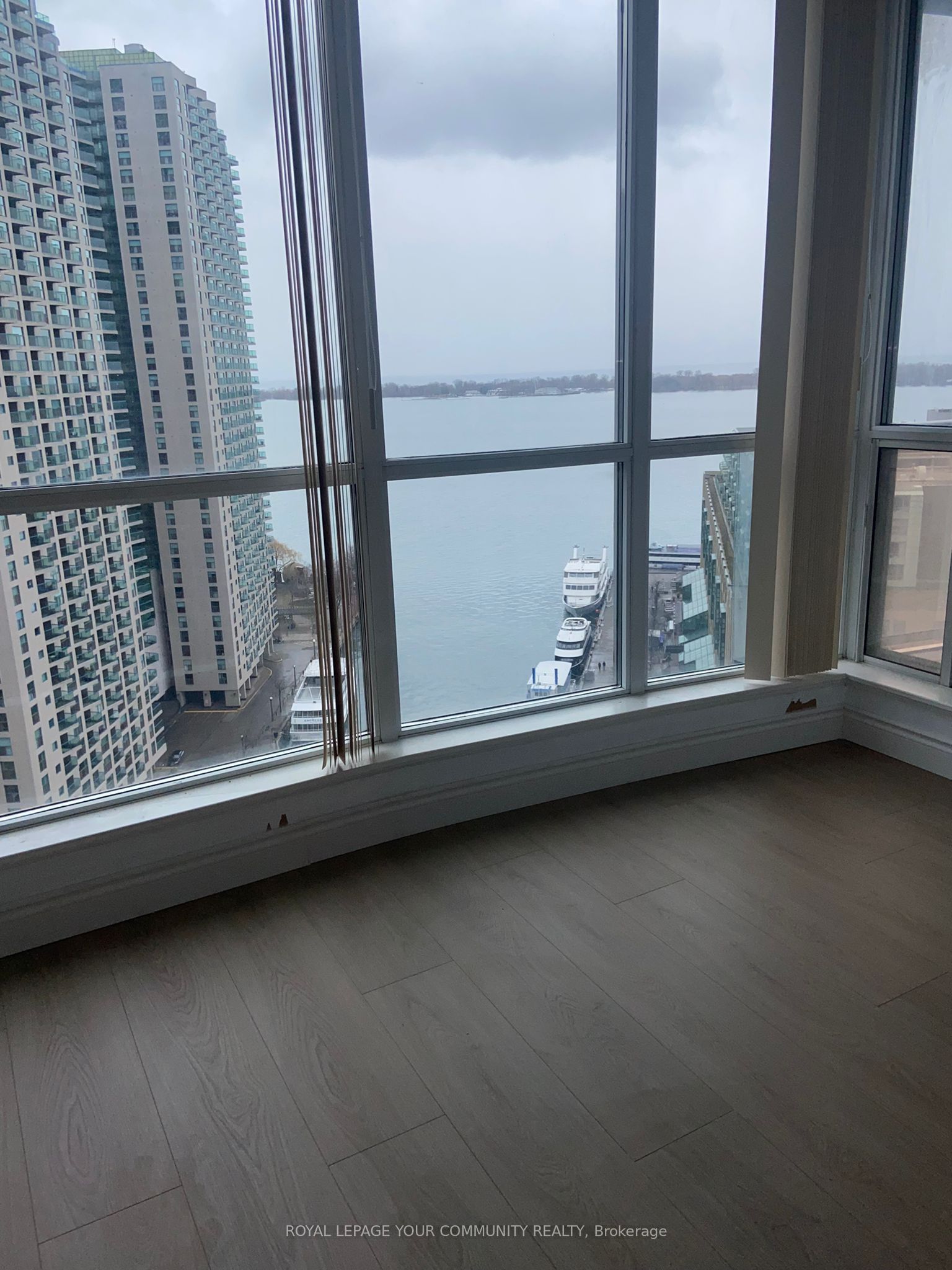8 York Street 2206, Toronto, ON M5J 2Y2 photo 2