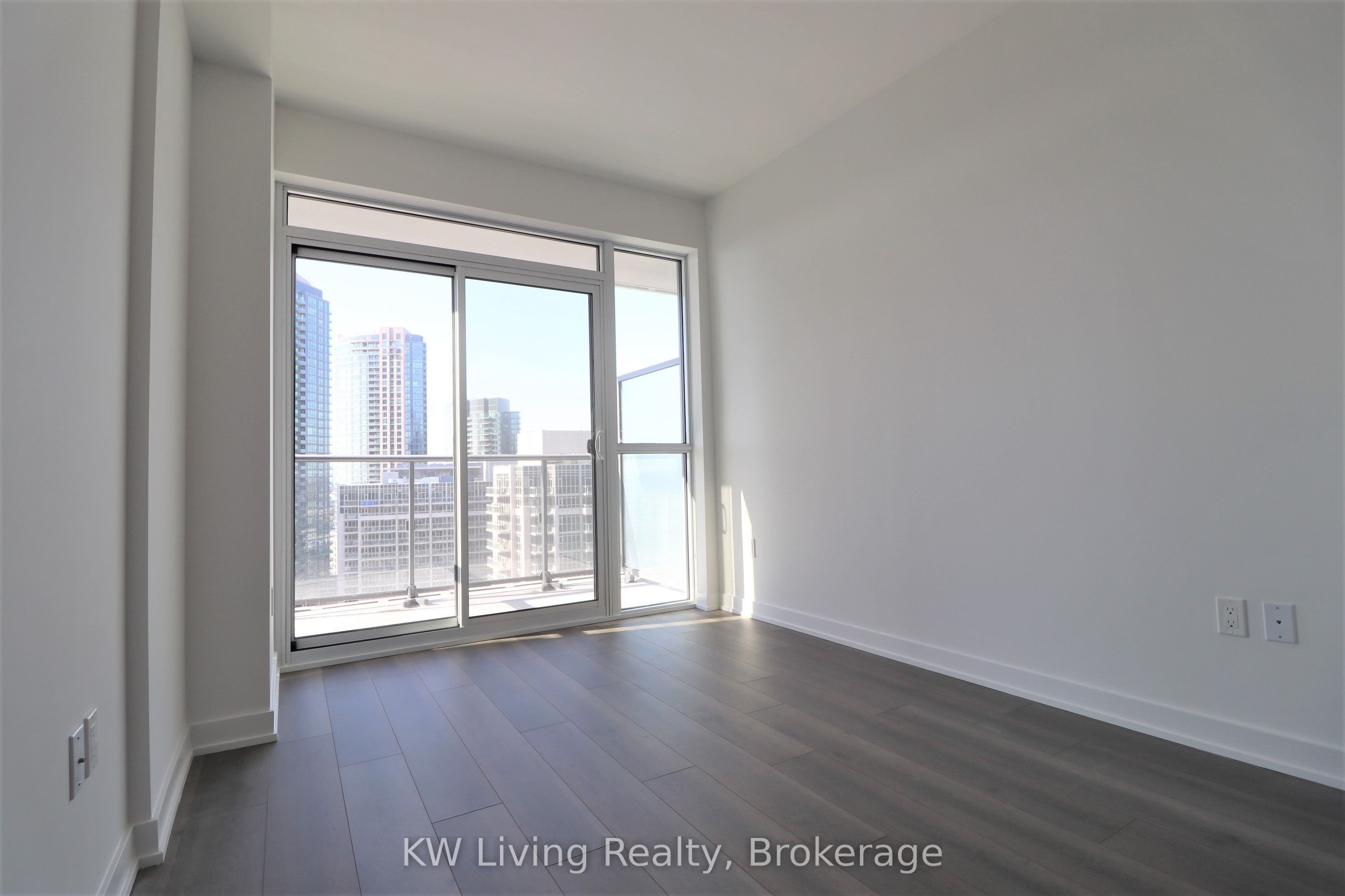 38 Iannuzzi Street 1713, Toronto, ON M5V 0S2 photo 5