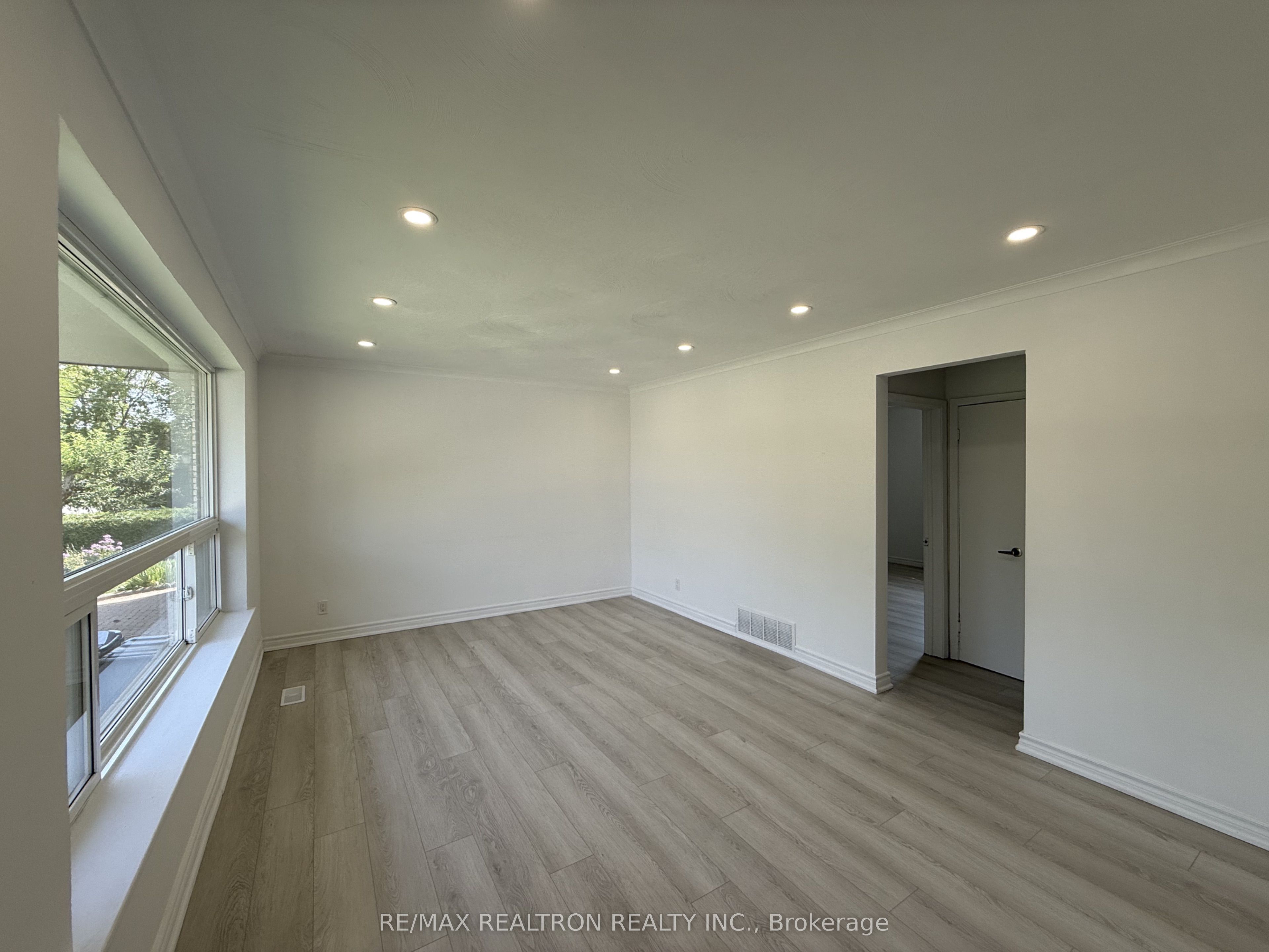 217 Moore Park Avenue Main, Toronto, ON M2M 1N5 photo 2