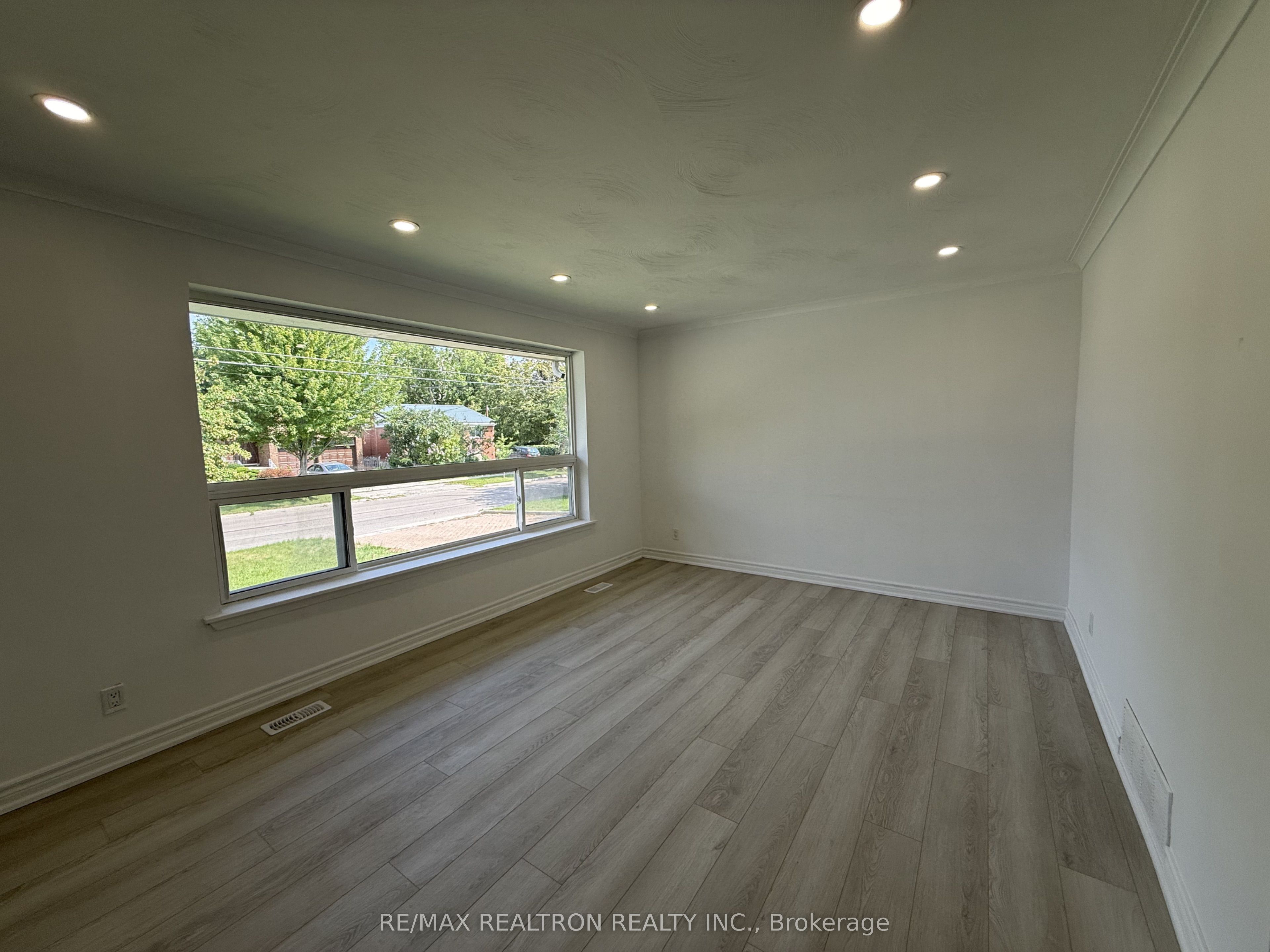 217 Moore Park Avenue Main, Toronto, ON M2M 1N5 photo 3