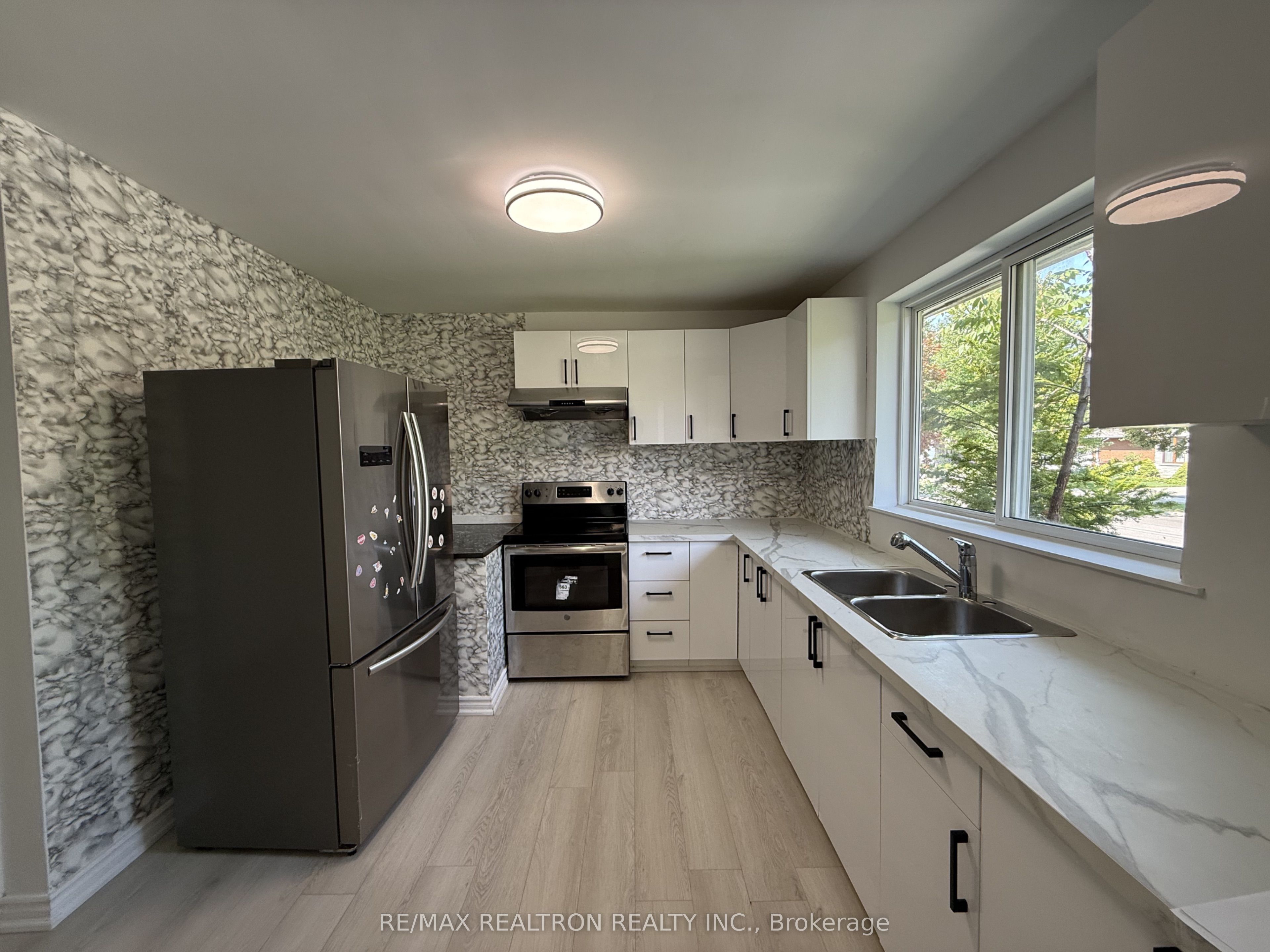 217 Moore Park Avenue Main, Toronto, ON M2M 1N5 photo 4