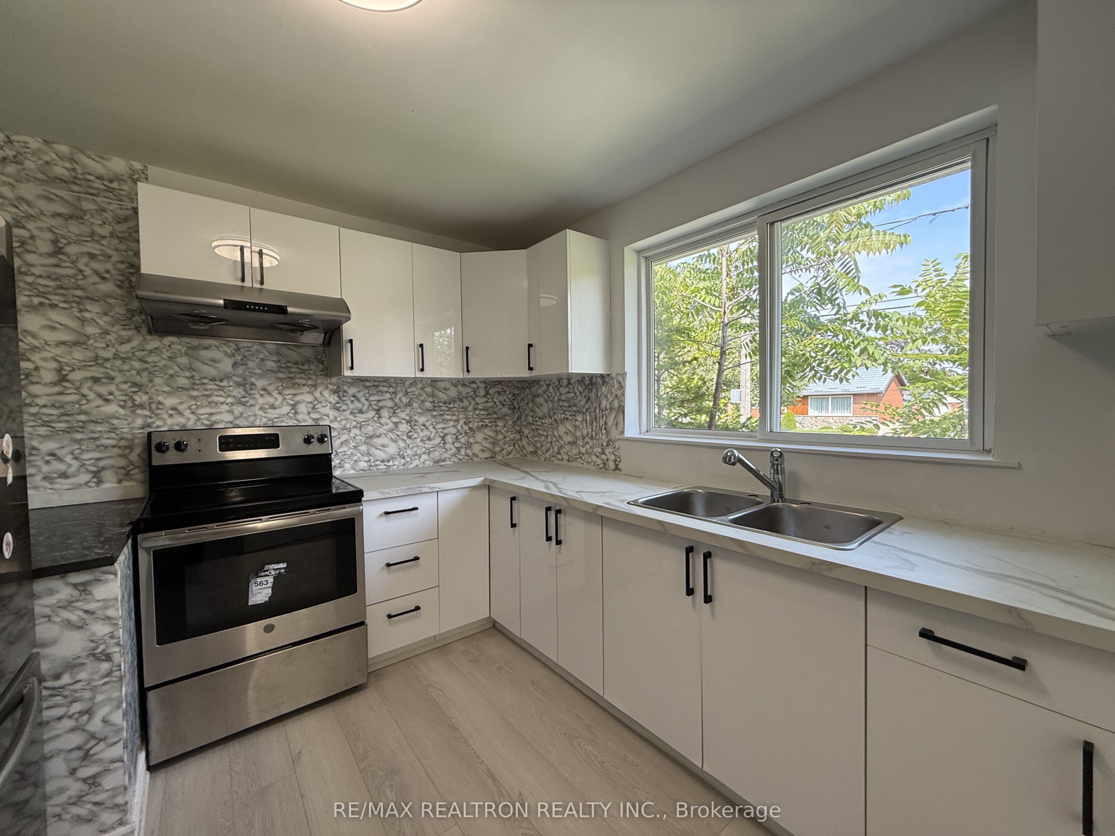 217 Moore Park Avenue Main, Toronto, ON M2M 1N5 photo 5