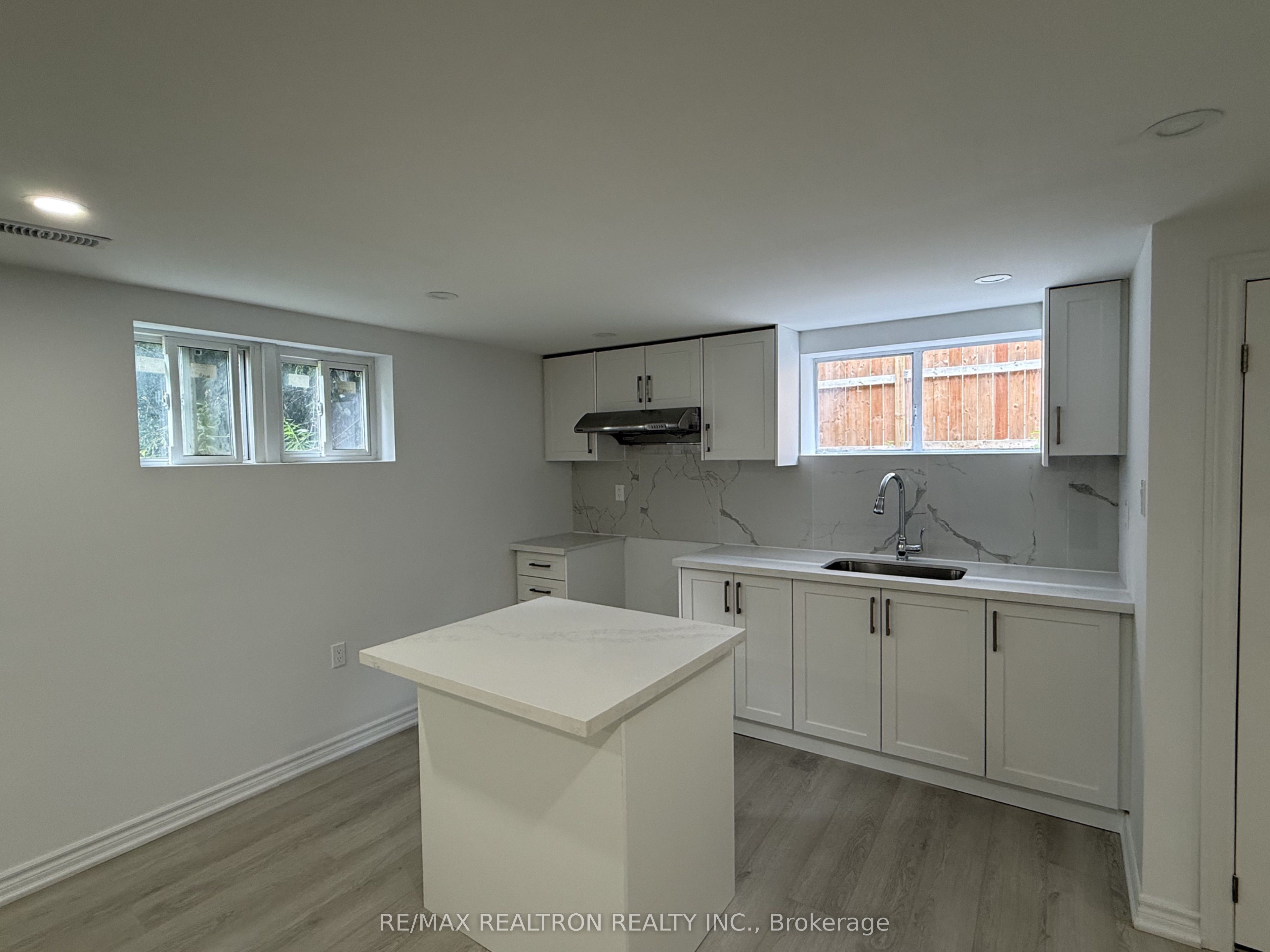 217 Moore Park Avenue Basement, Toronto, ON M2M 1N5 photo 3