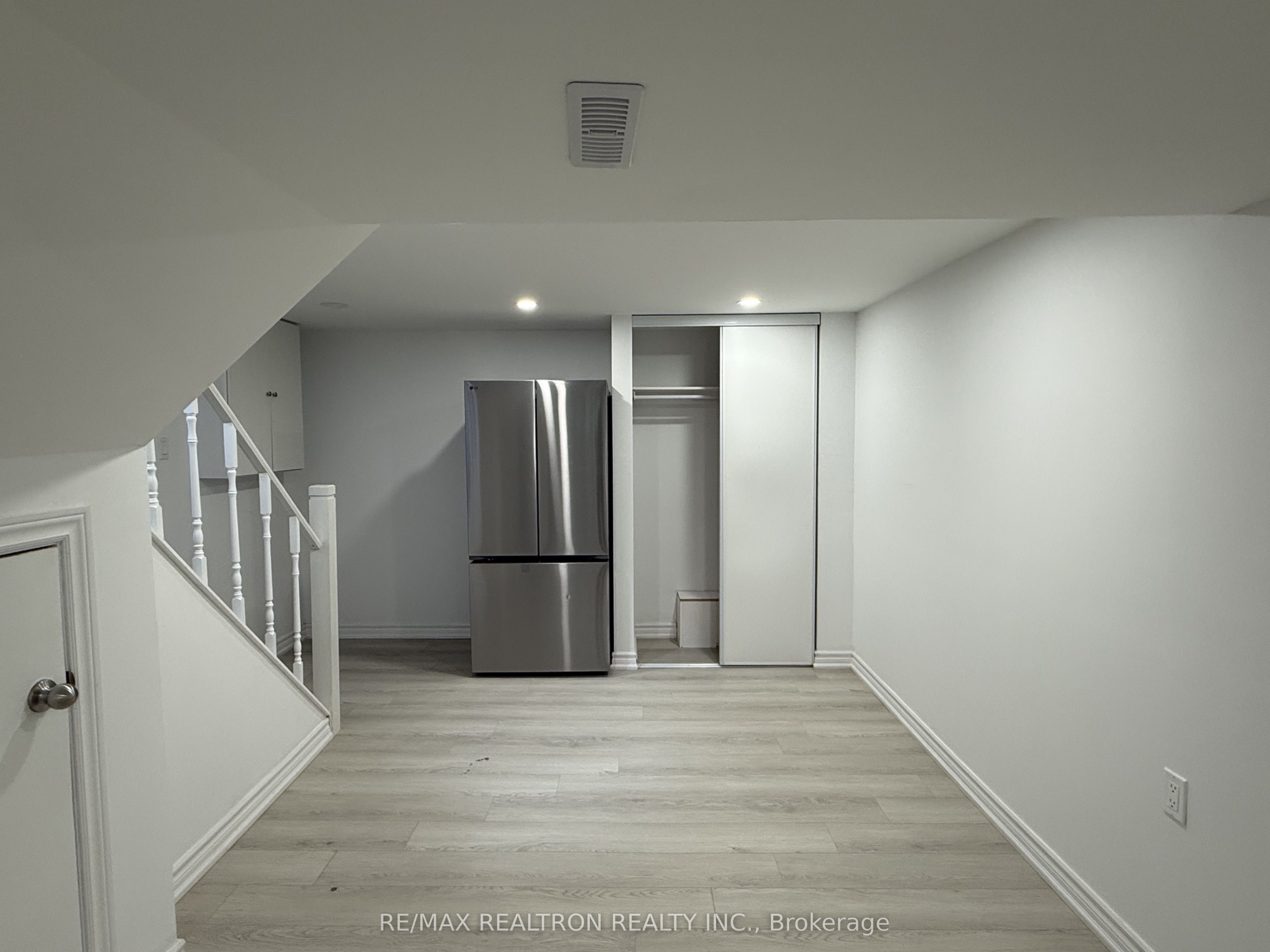 217 Moore Park Avenue Basement, Toronto, ON M2M 1N5 photo 4
