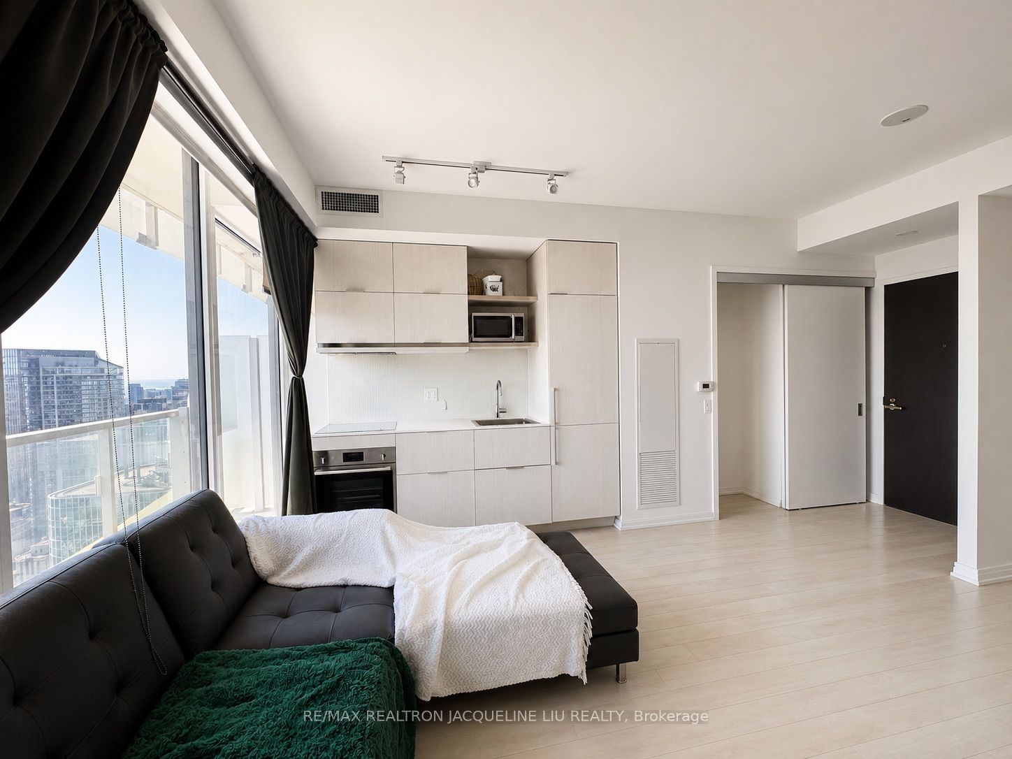 197 Yonge Street 5008, Toronto, ON M5B 1M4 photo 3