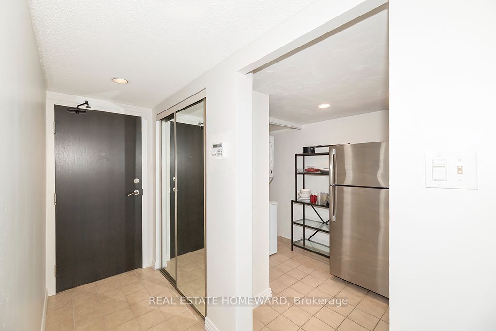 15 Maitland Place #1210, Toronto, ON M4Y 2X3 photo 4
