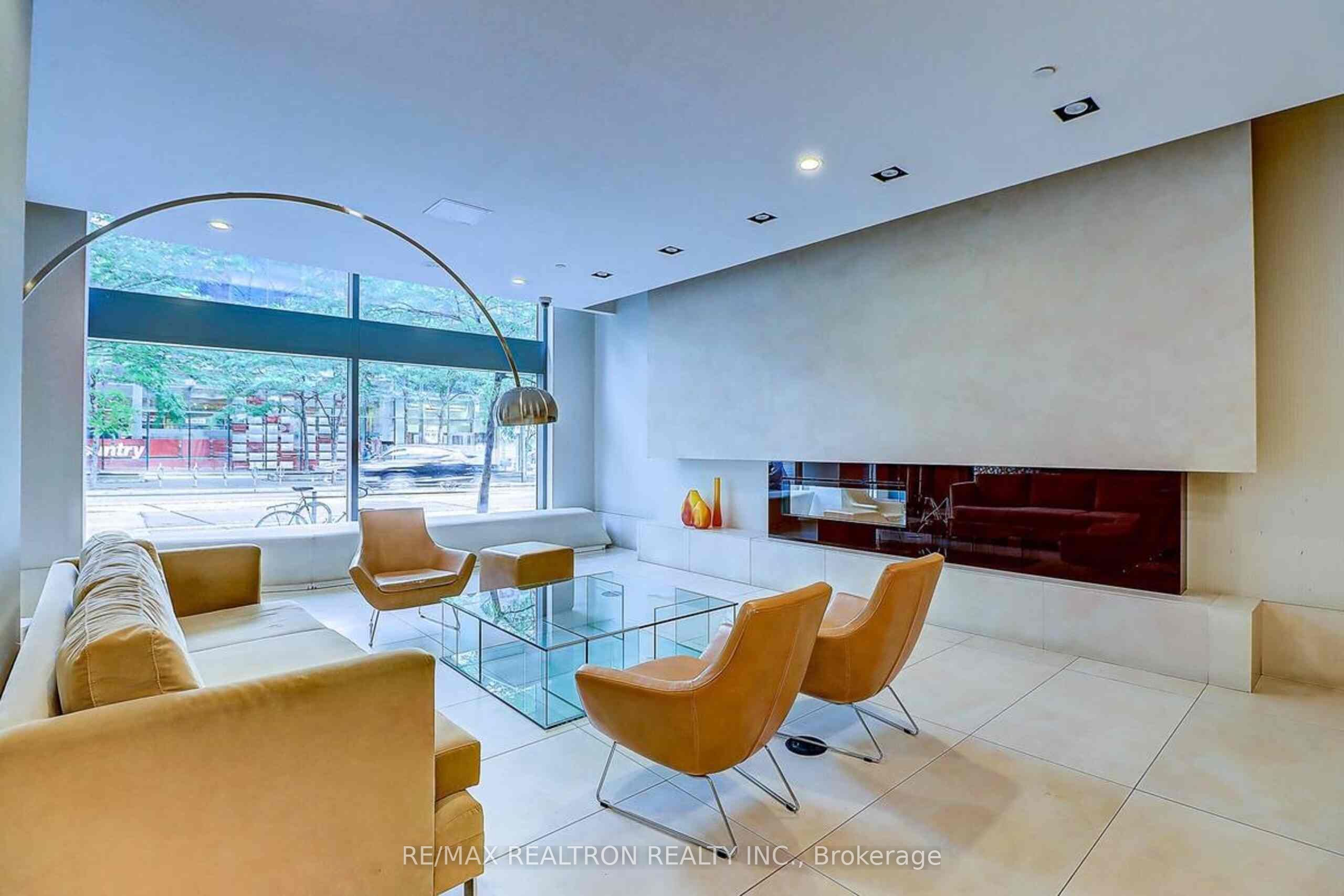 832 Bay Street 3201, Toronto, ON M5S 1Z6 photo 3