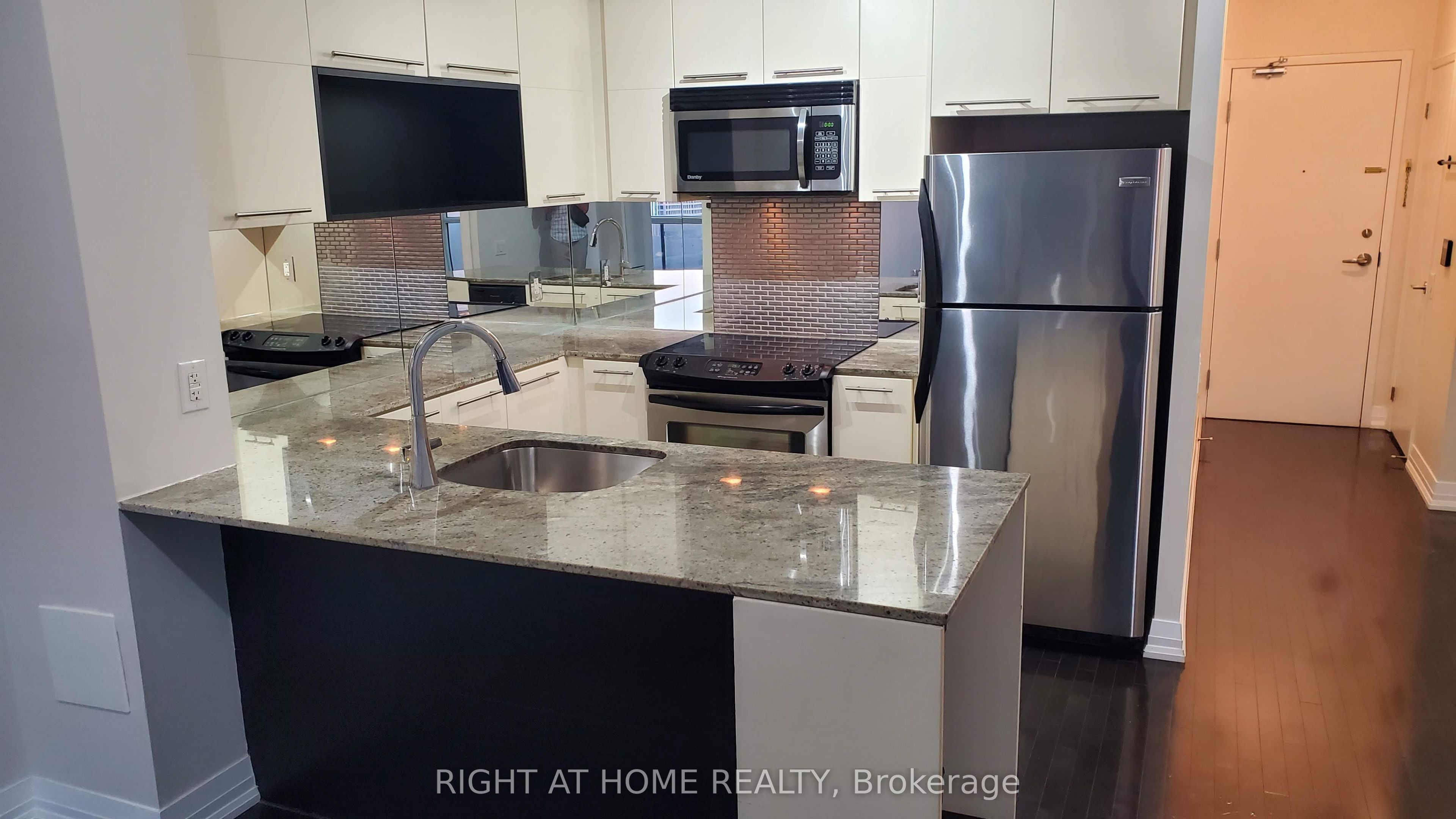 25 Carlton Street 2806, Toronto, ON M5B 1L4