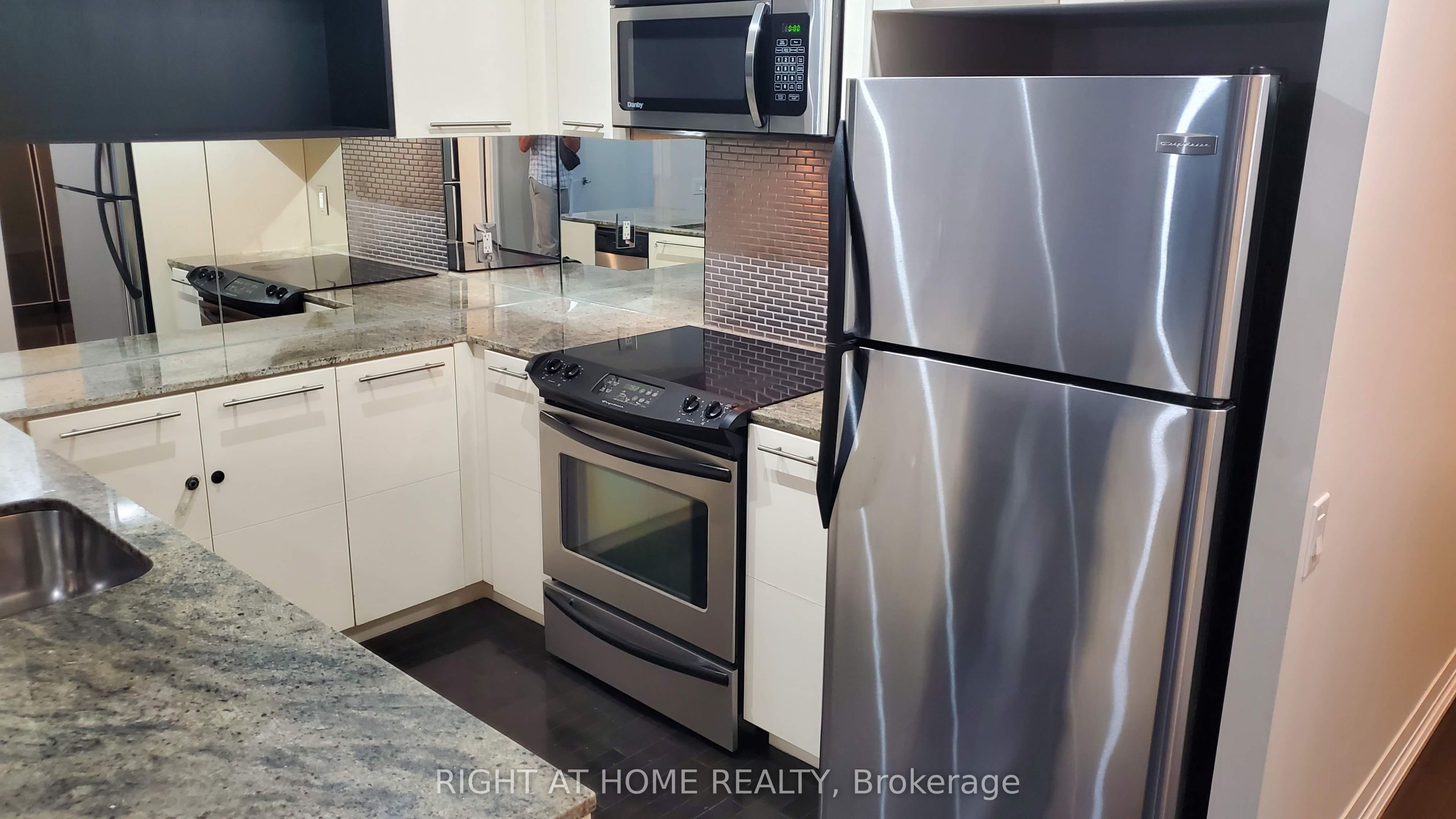 25 Carlton Street 2806, Toronto, ON M5B 1L4 photo 2