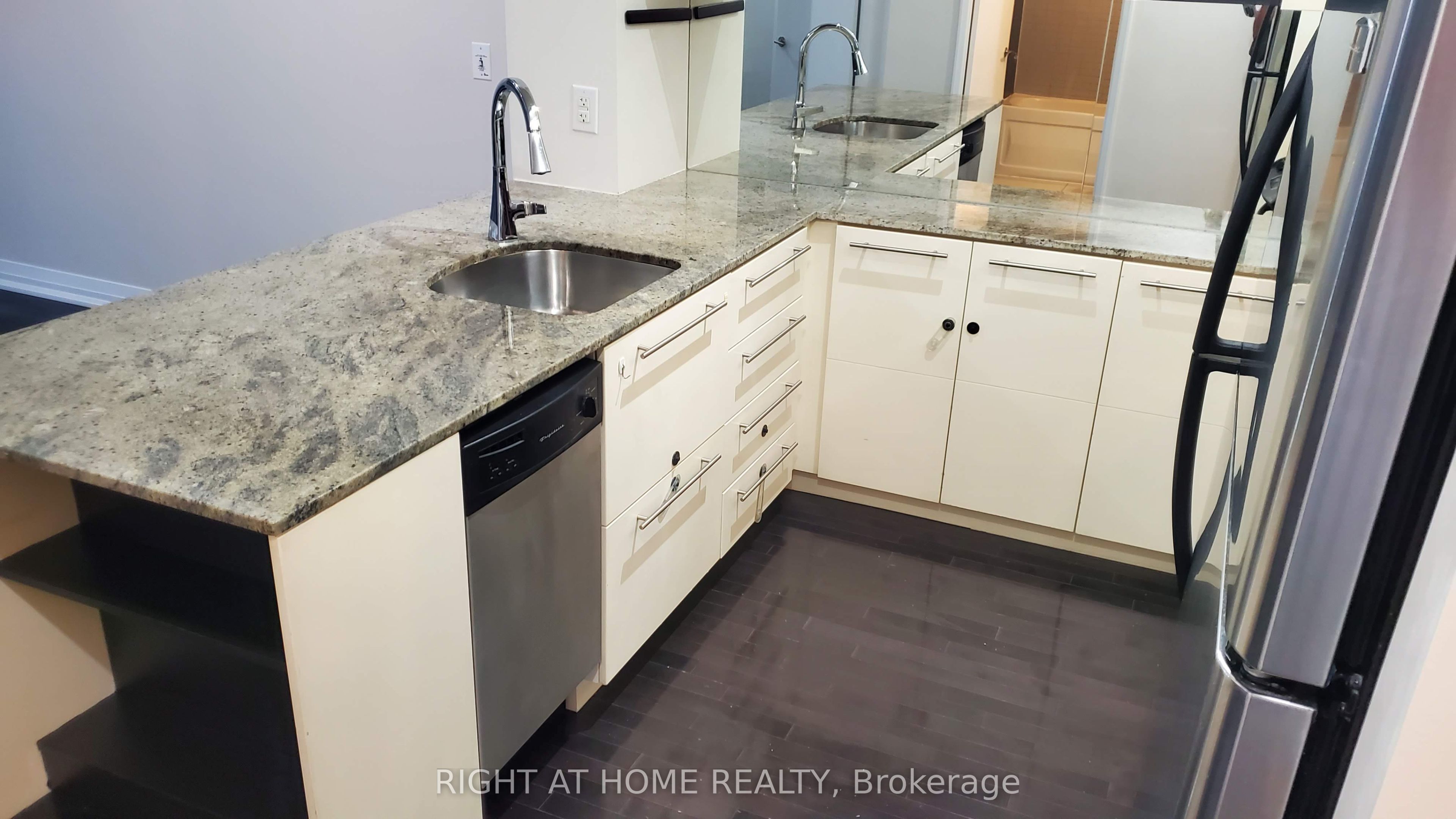 25 Carlton Street 2806, Toronto, ON M5B 1L4 photo 3