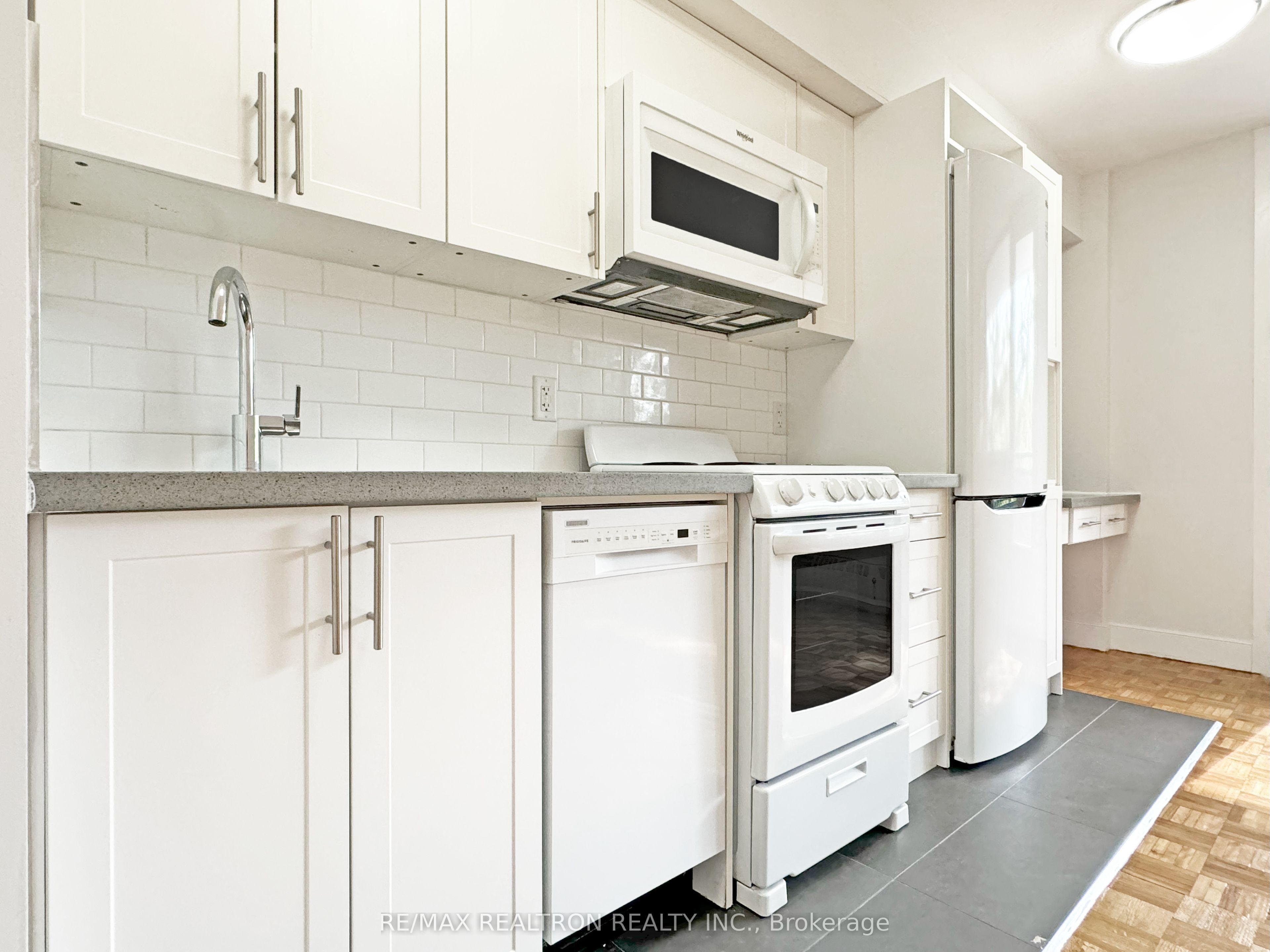276 St George Street 804, Toronto, ON M5R 2P6 photo 2