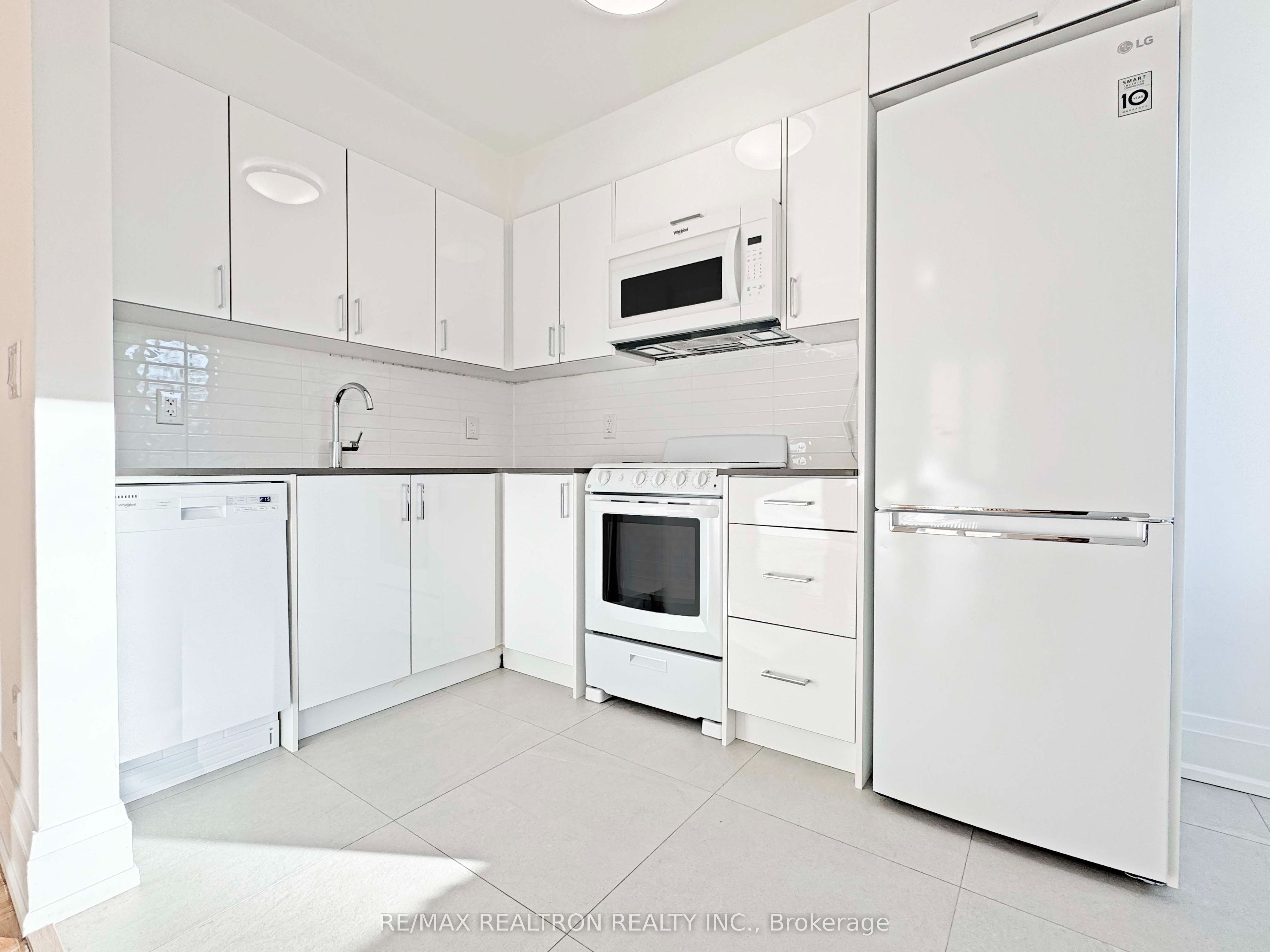 394 Avenue Road 202, Toronto, ON M4V 2H4 photo 3