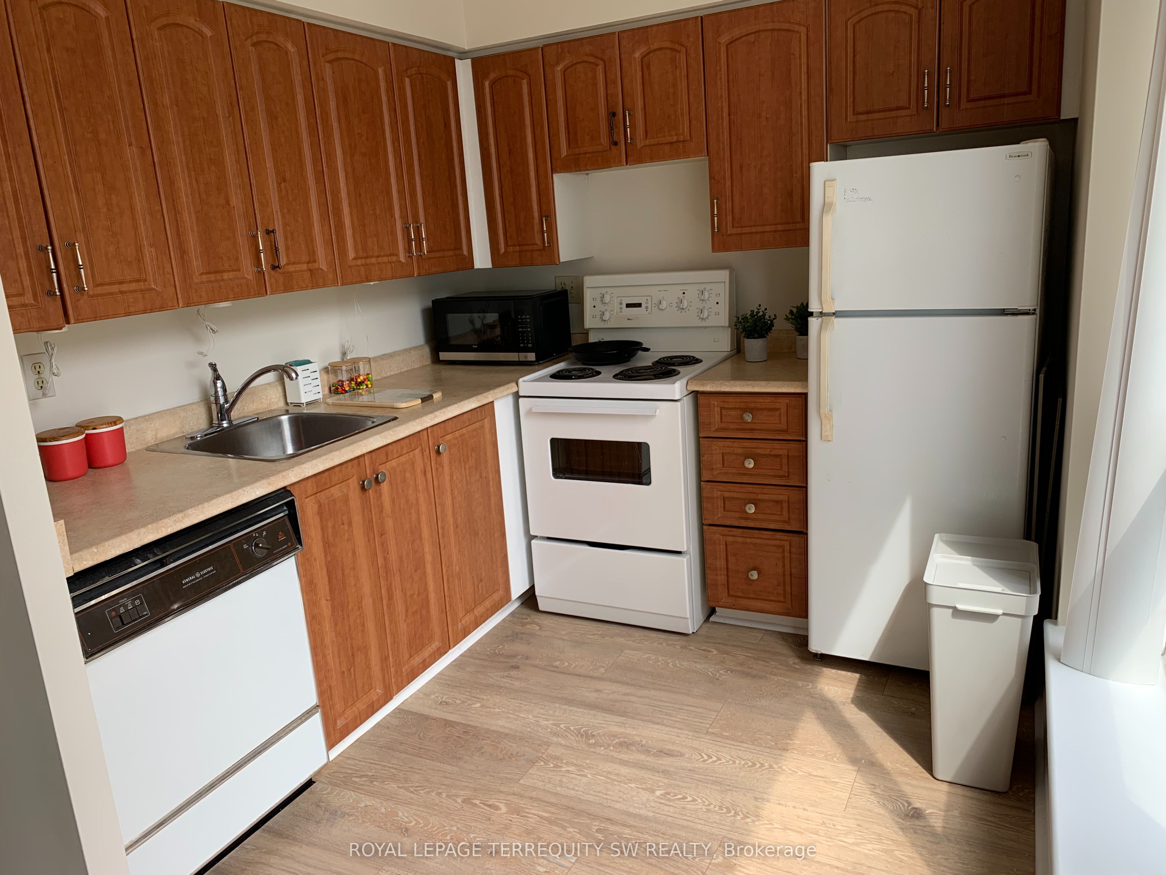 44 St. Joseph Street 1212, Toronto, ON M4Y 2W4 photo 4