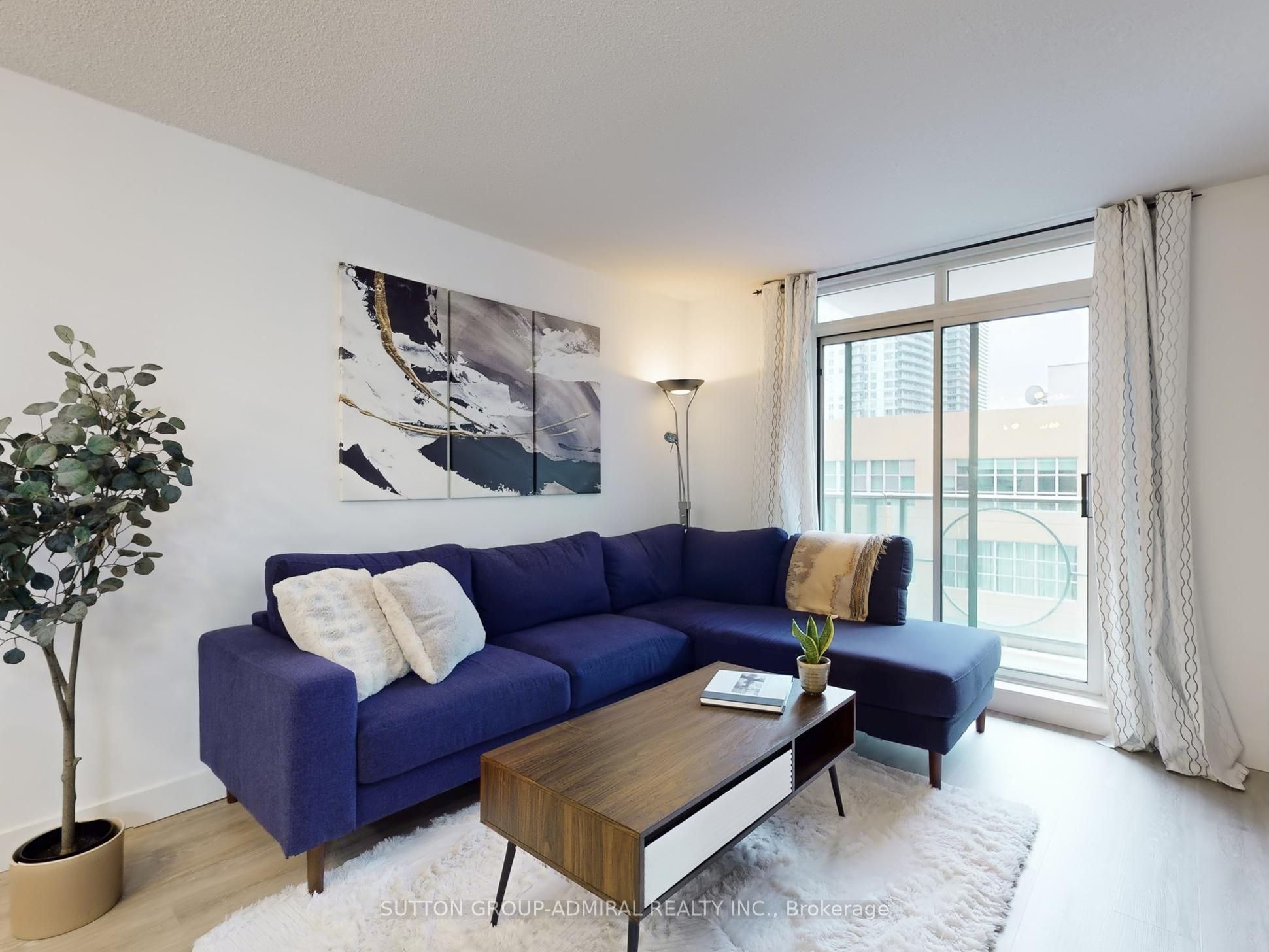 212 Eglinton Avenue 1005, Toronto, ON M4P 1K4 photo 3