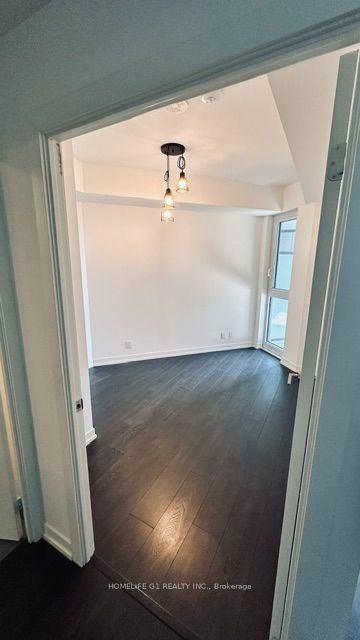 2020 S Bathurst Street 1101, Toronto, ON M5P 0A6 photo 2