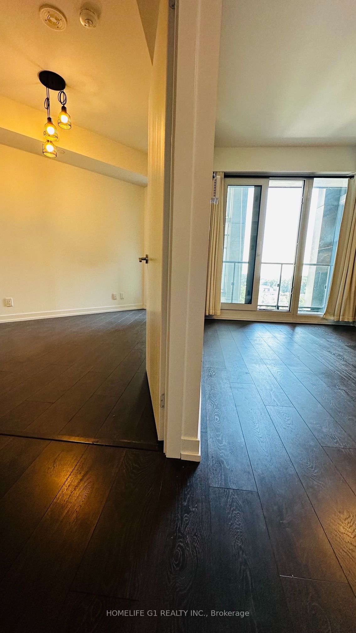 2020 S Bathurst Street 1101, Toronto, ON M5P 0A6 photo 3
