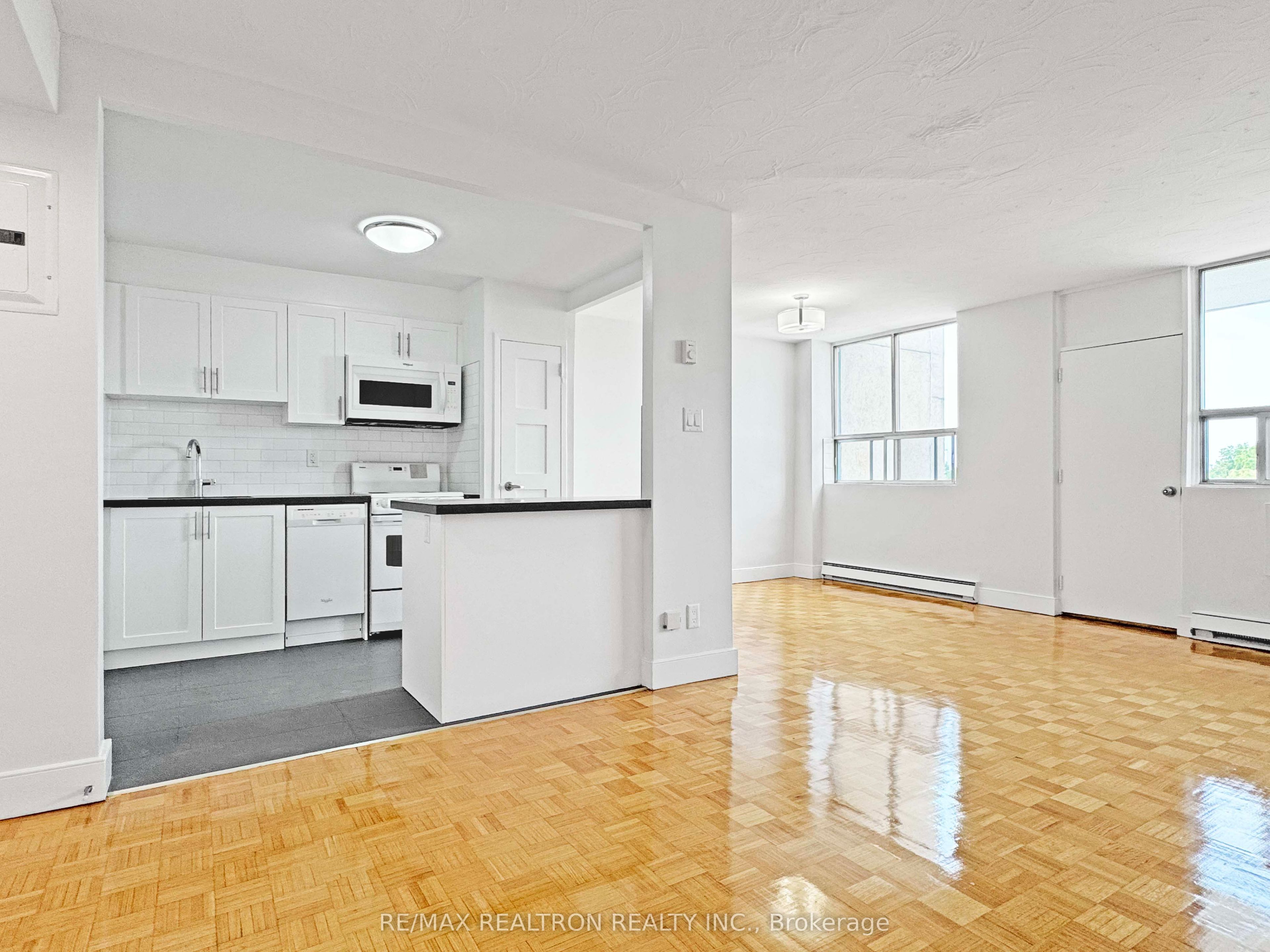 525 Eglinton Avenue E 903, Toronto, ON M4P 2P6 photo 2