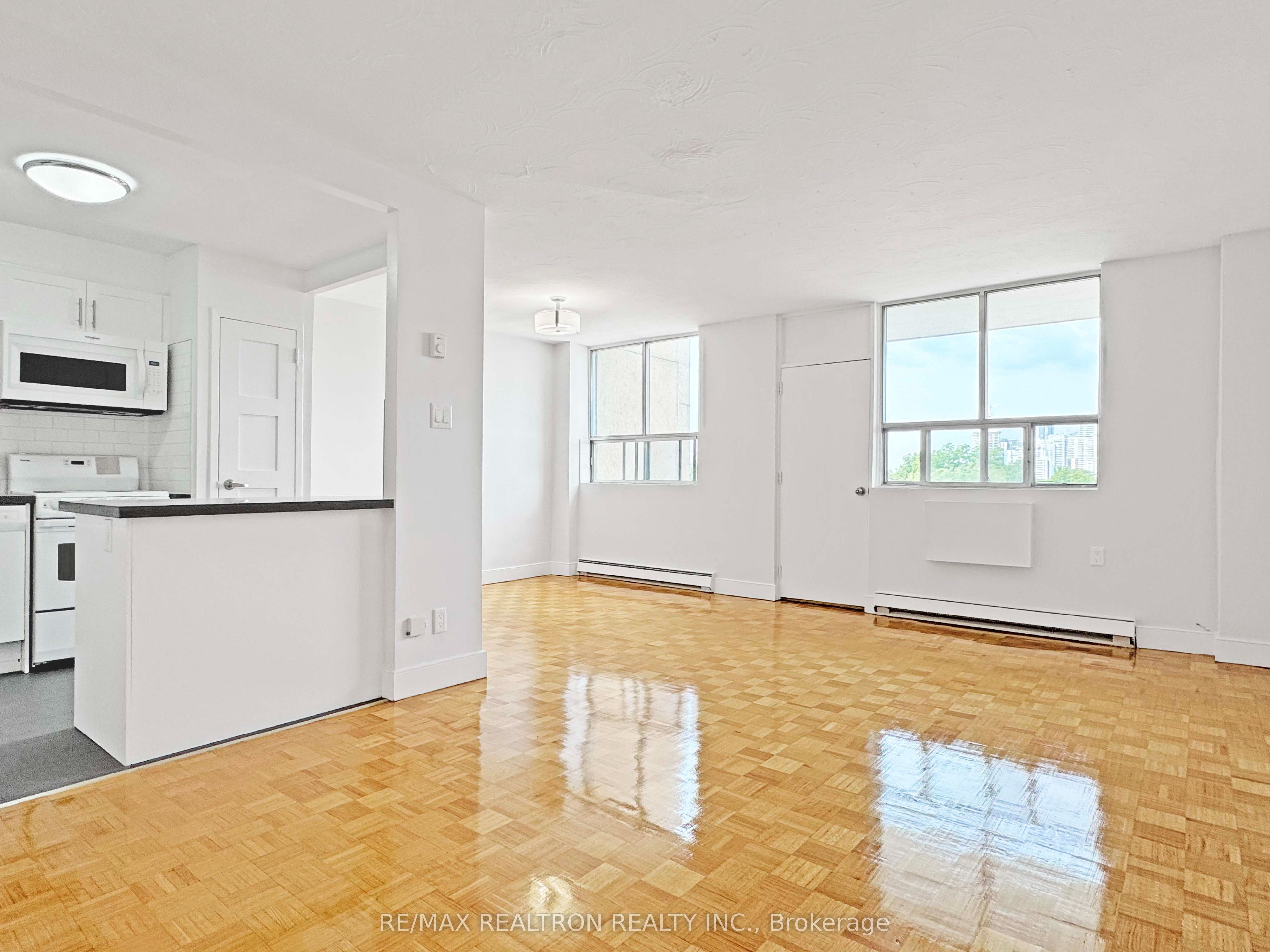 525 Eglinton Avenue E 903, Toronto, ON M4P 2P6 photo 3