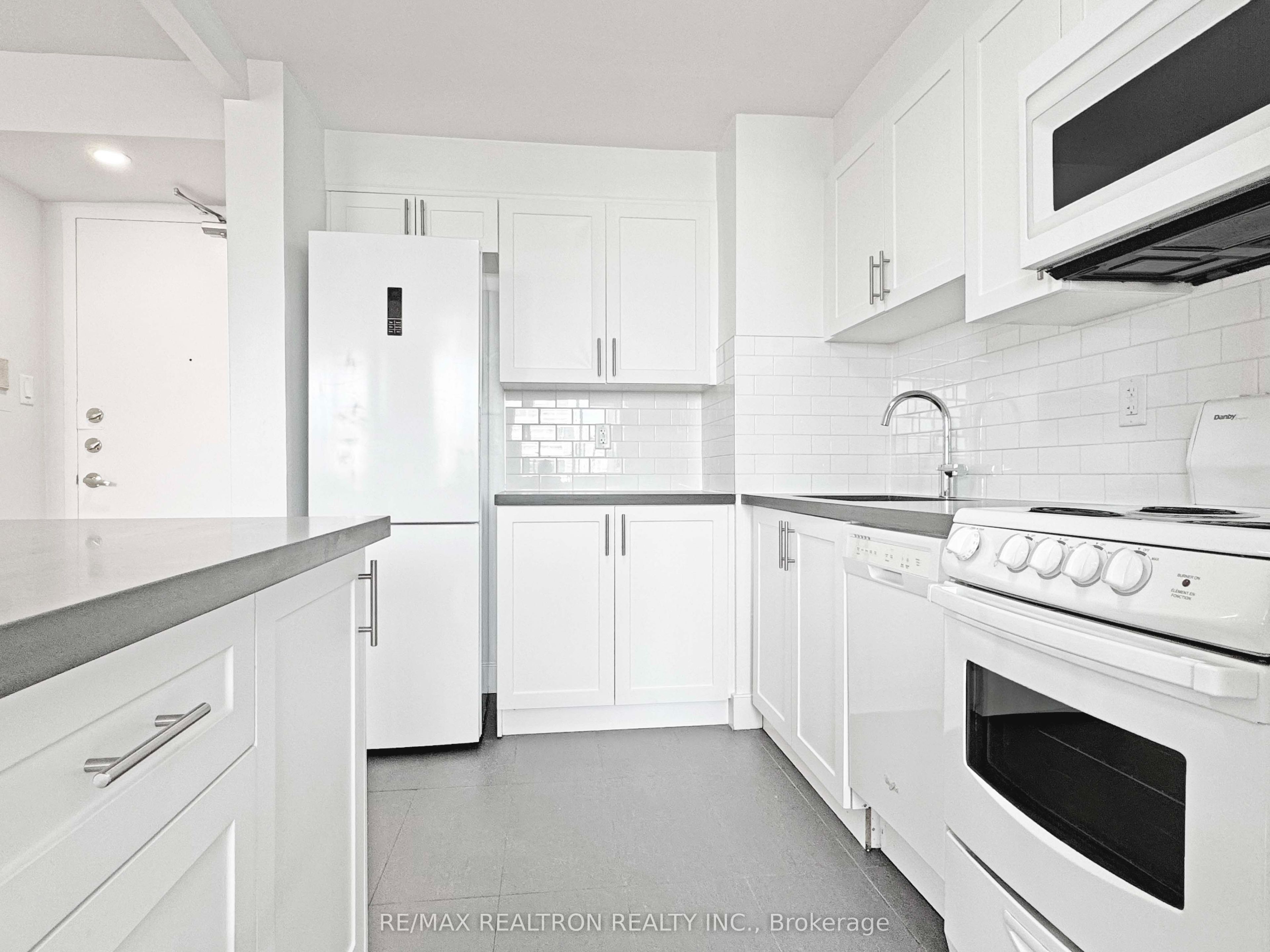 525 Eglinton Avenue E 903, Toronto, ON M4P 2P6 photo 5