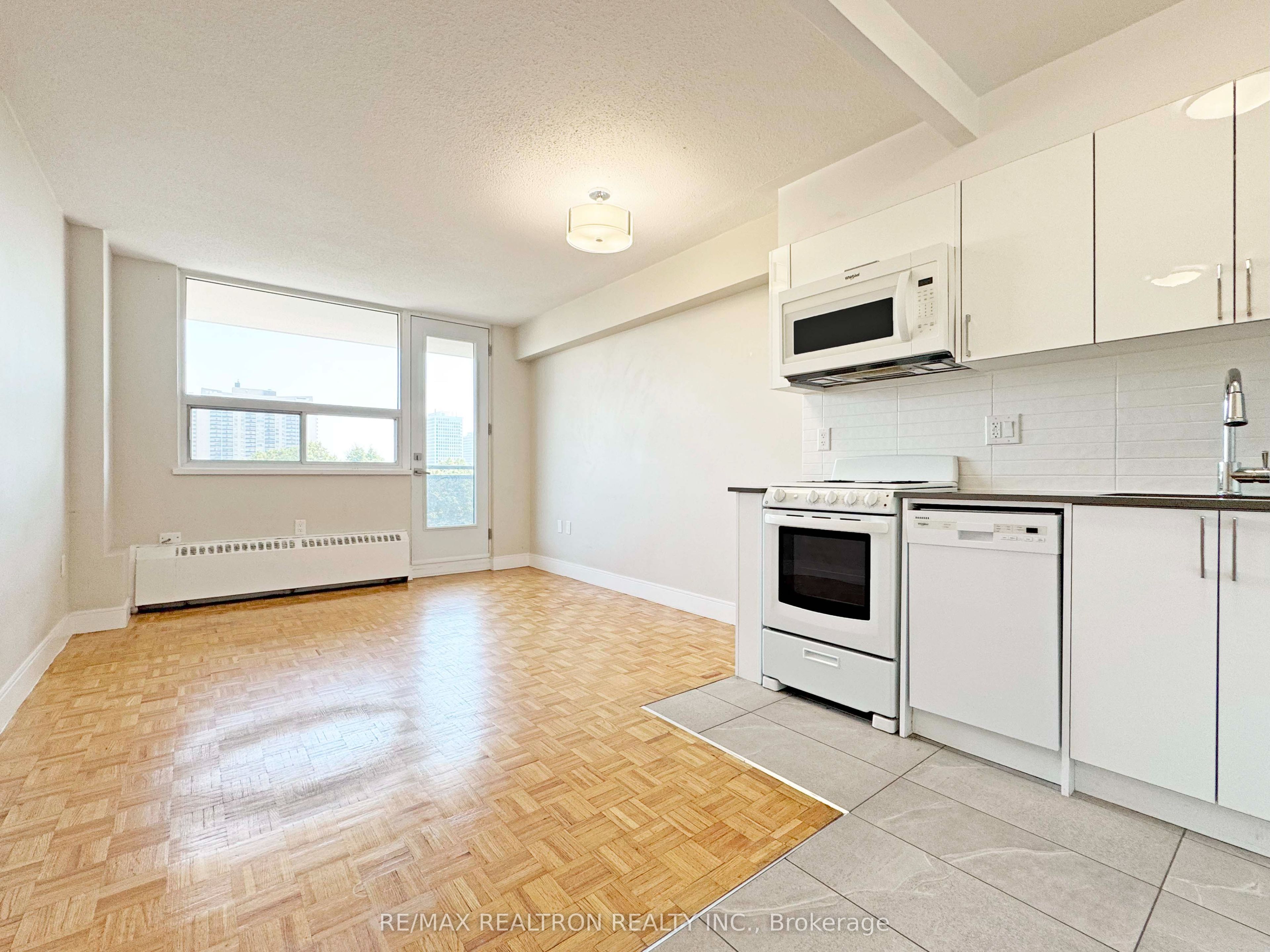 1500 Bathurst Street 907, Toronto, ON M5P 3L3