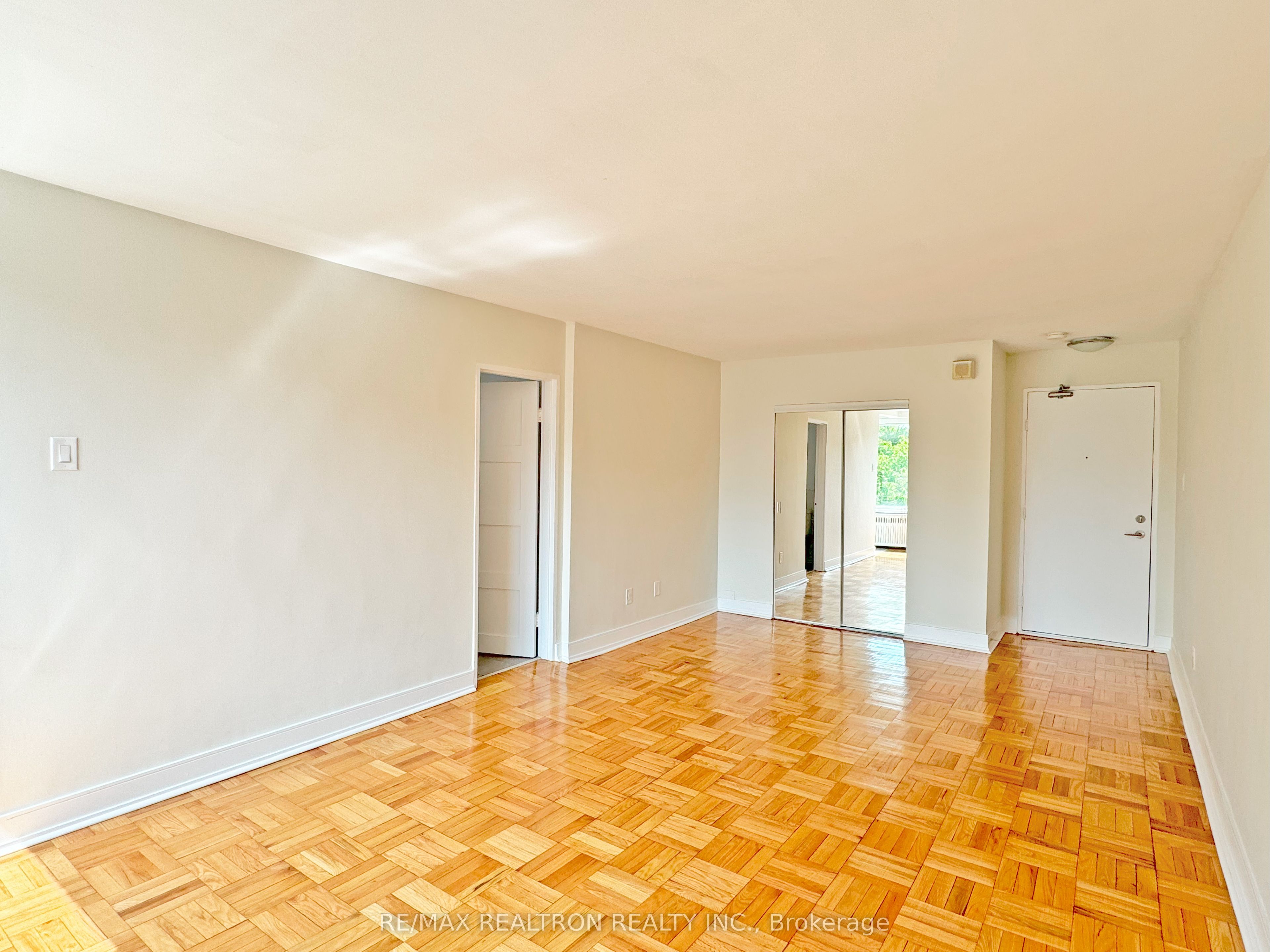 1545 Bathurst Street 402, Toronto, ON M5P 3H6 photo 2