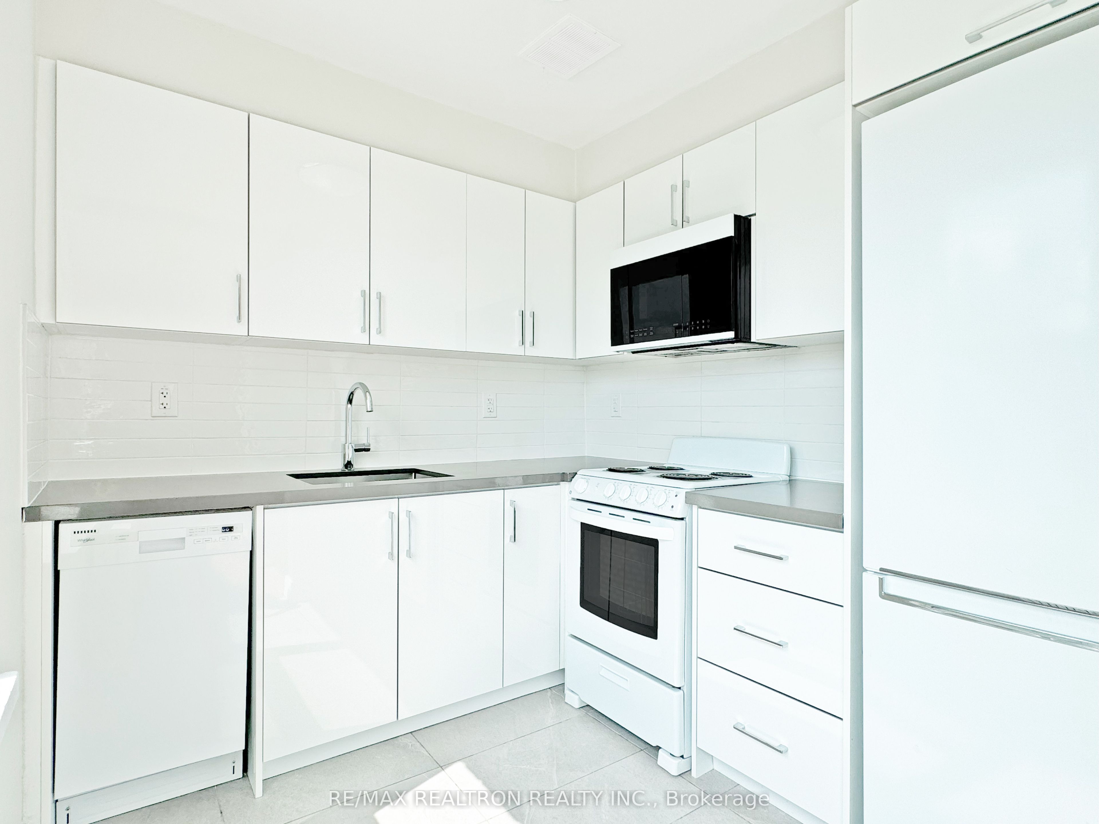 1545 Bathurst Street 402, Toronto, ON M5P 3H6 photo 4