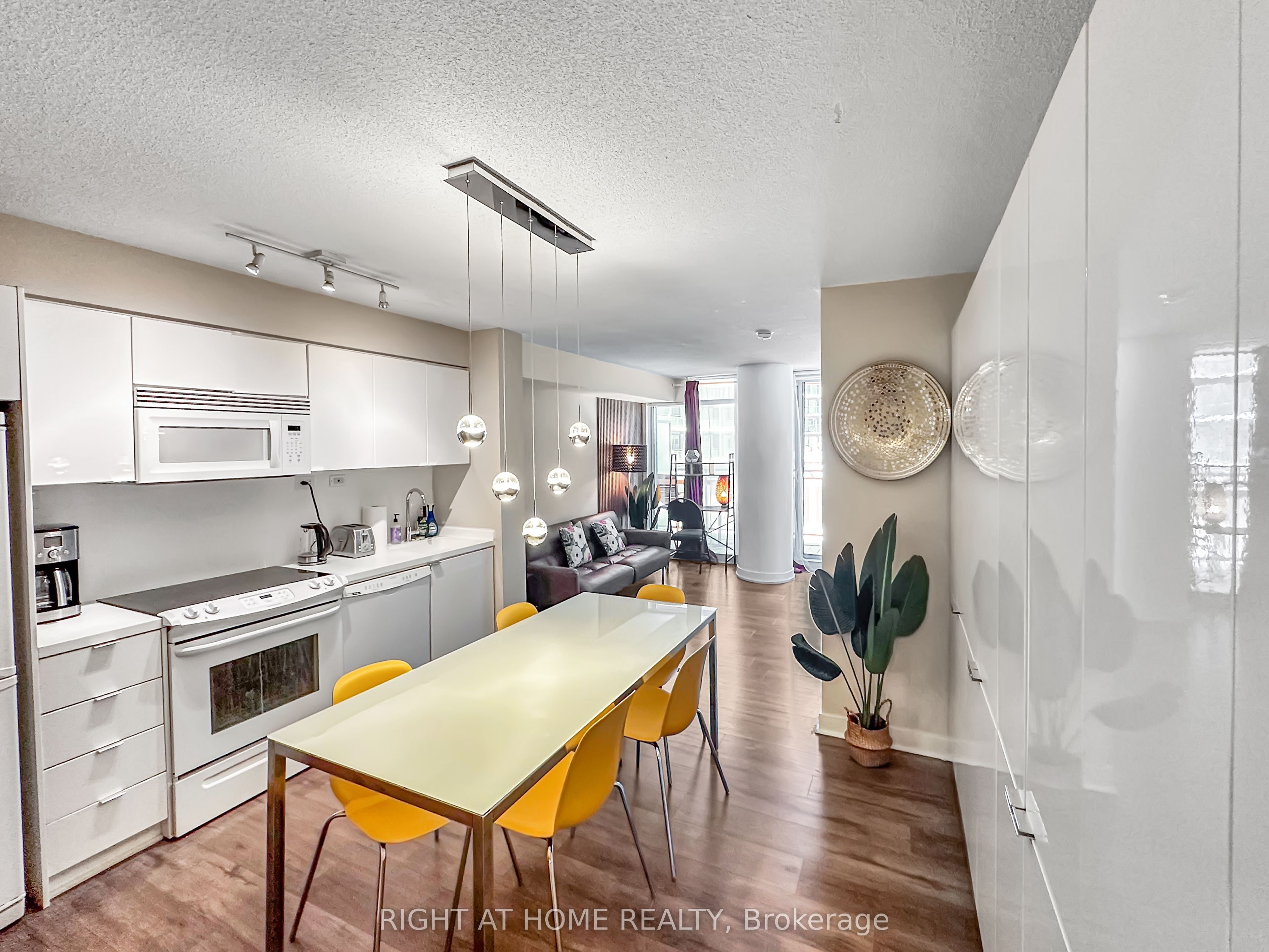 10 Capreol Court 356, Toronto, ON M5V 4B3 photo 3