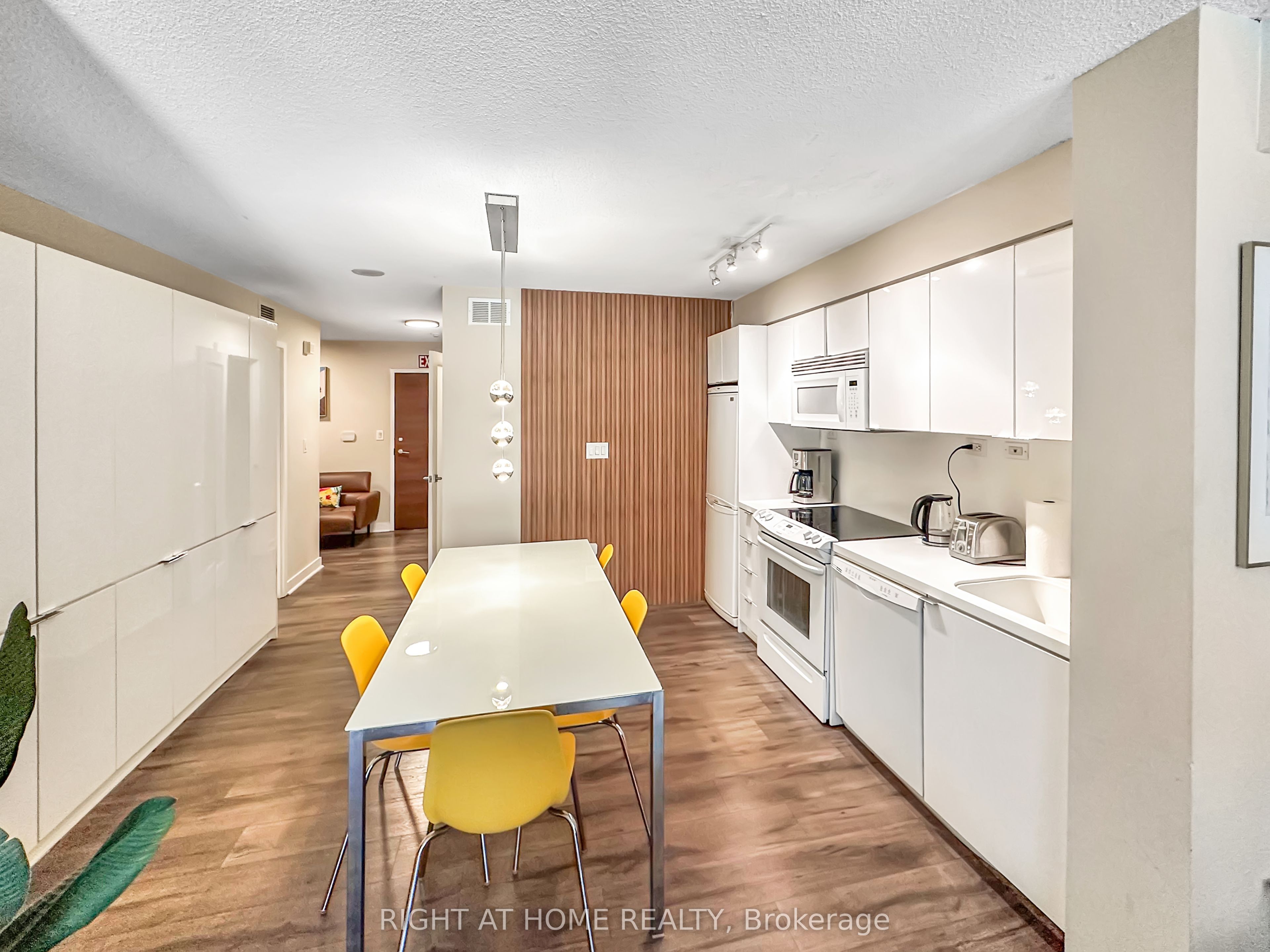 10 Capreol Court 356, Toronto, ON M5V 4B3 photo 4