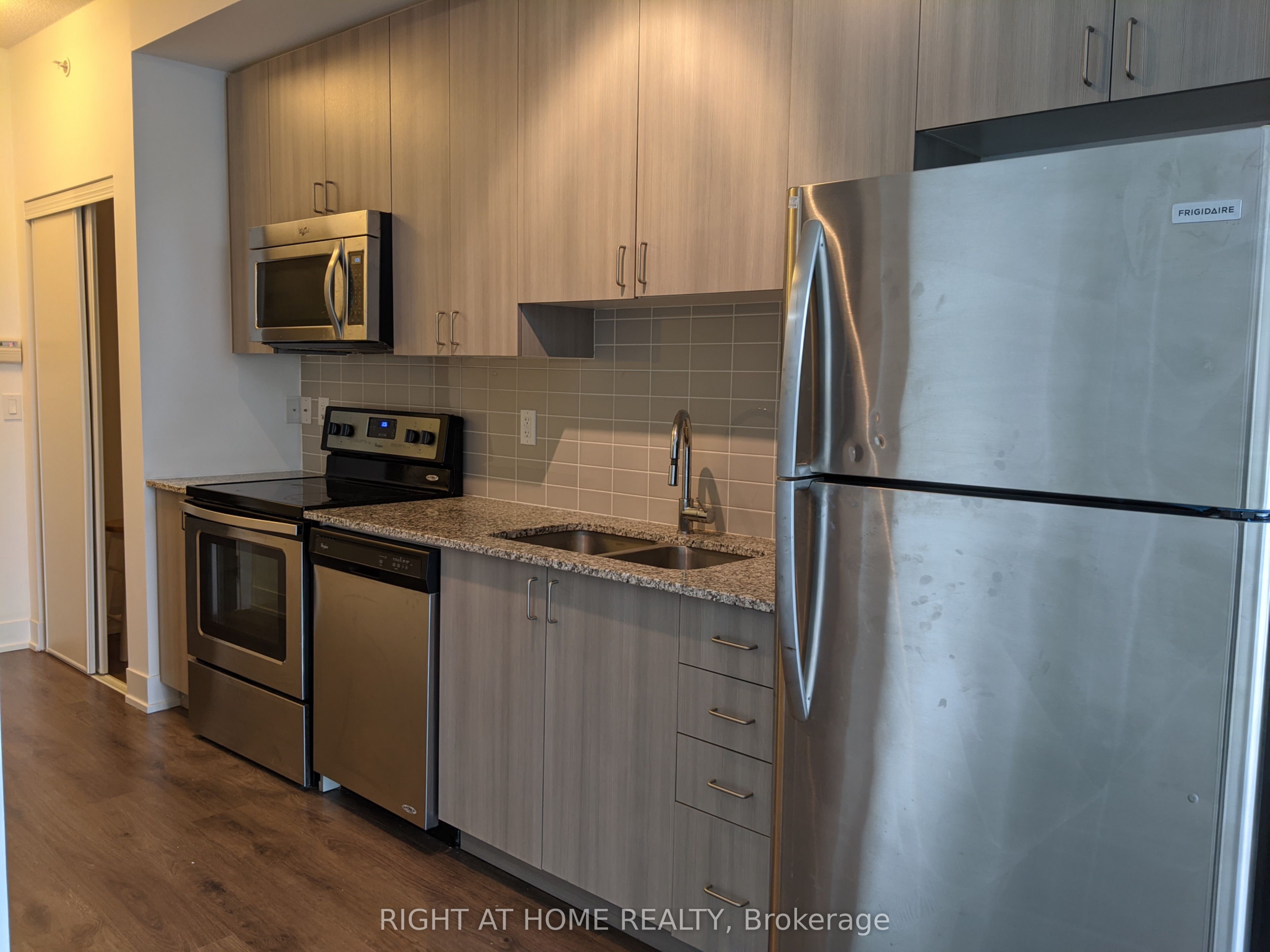 68 Merton Street 1010, Toronto, ON M4S 1A1 photo 3