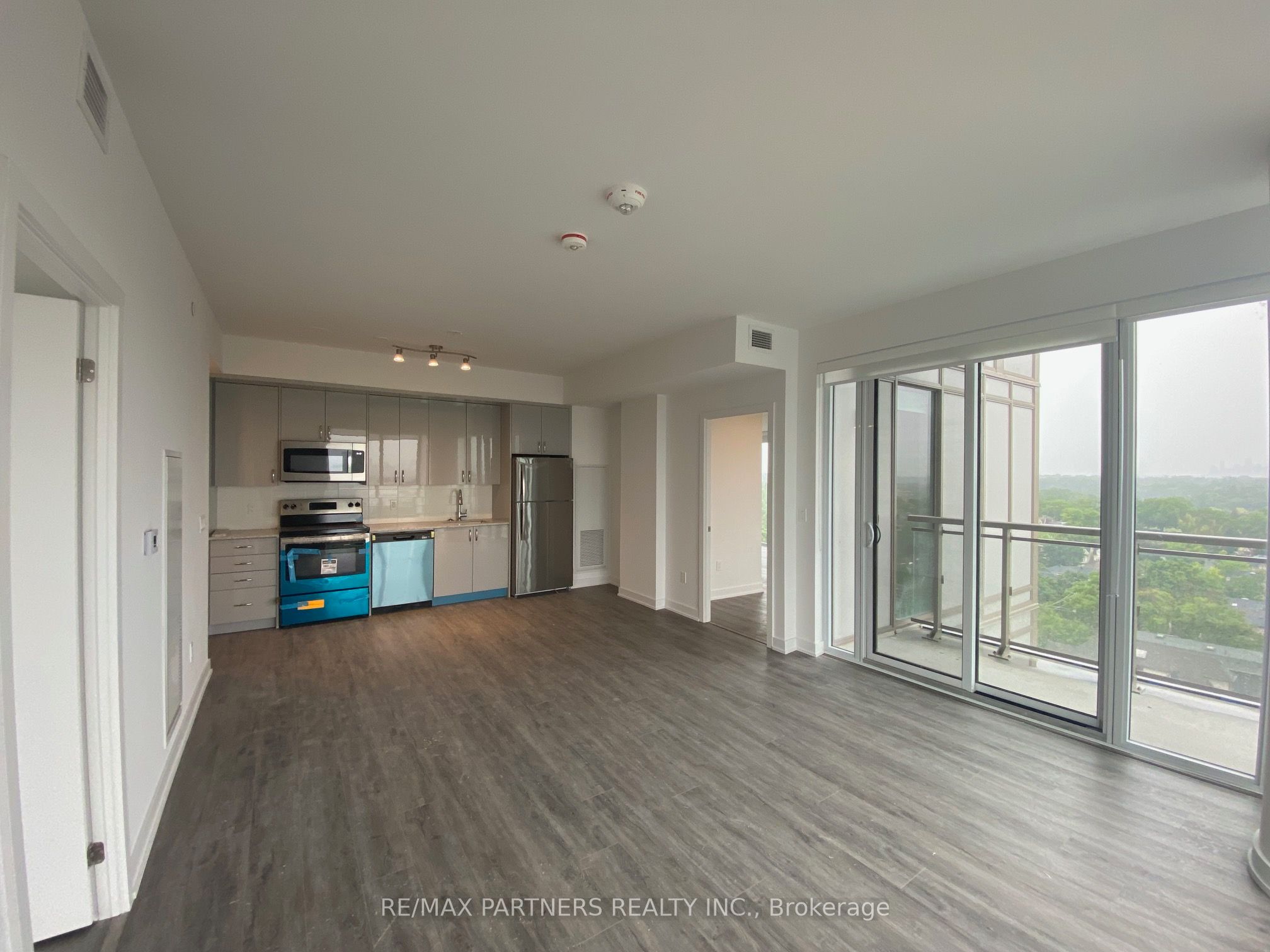 1 Cardiff Road 1001, Toronto, ON M4P 0G2 photo 3