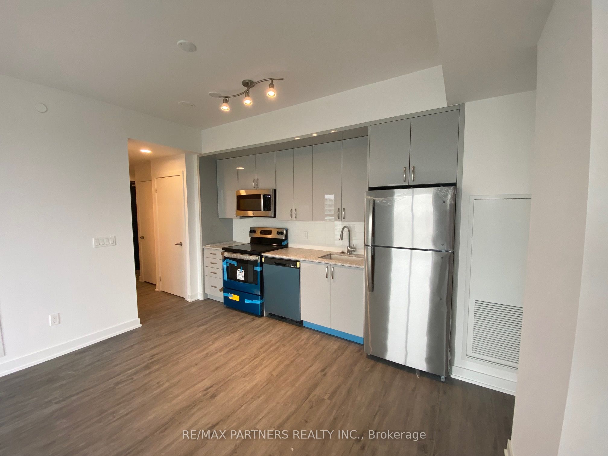 1 Cardiff Road 1001, Toronto, ON M4P 0G2 photo 4