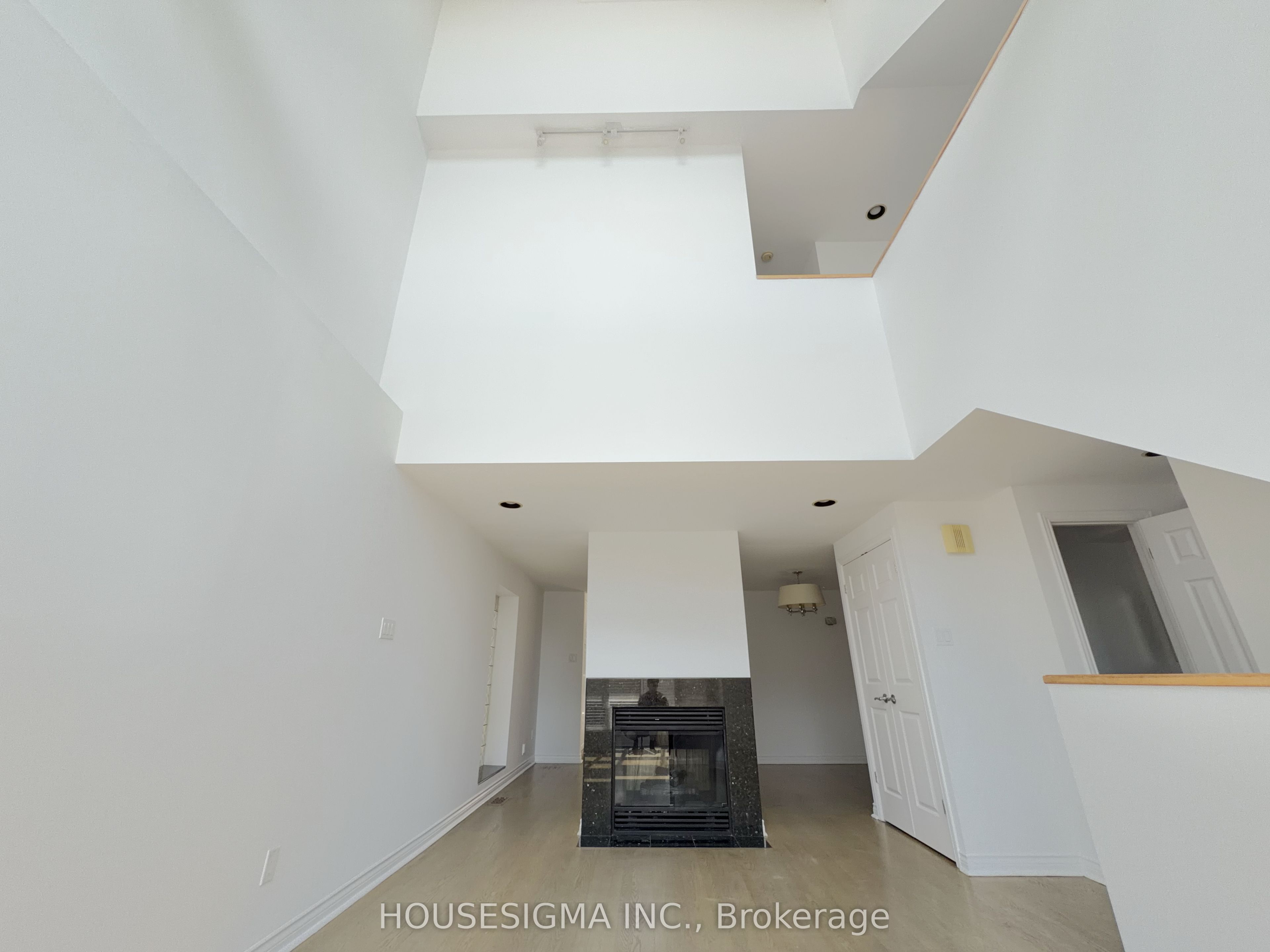 116 Cranbrooke Avenue Main, Toronto, ON M5M 1M7