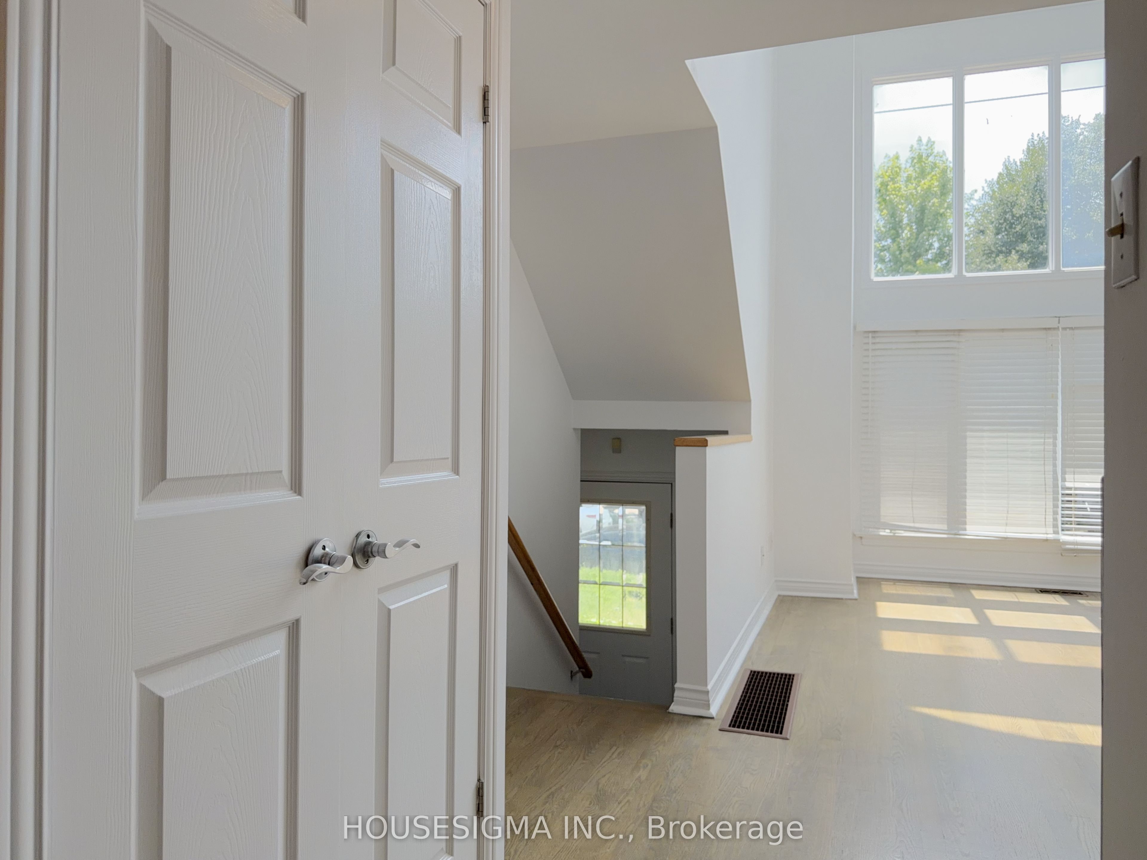 116 Cranbrooke Avenue Main, Toronto, ON M5M 1M7 photo 4