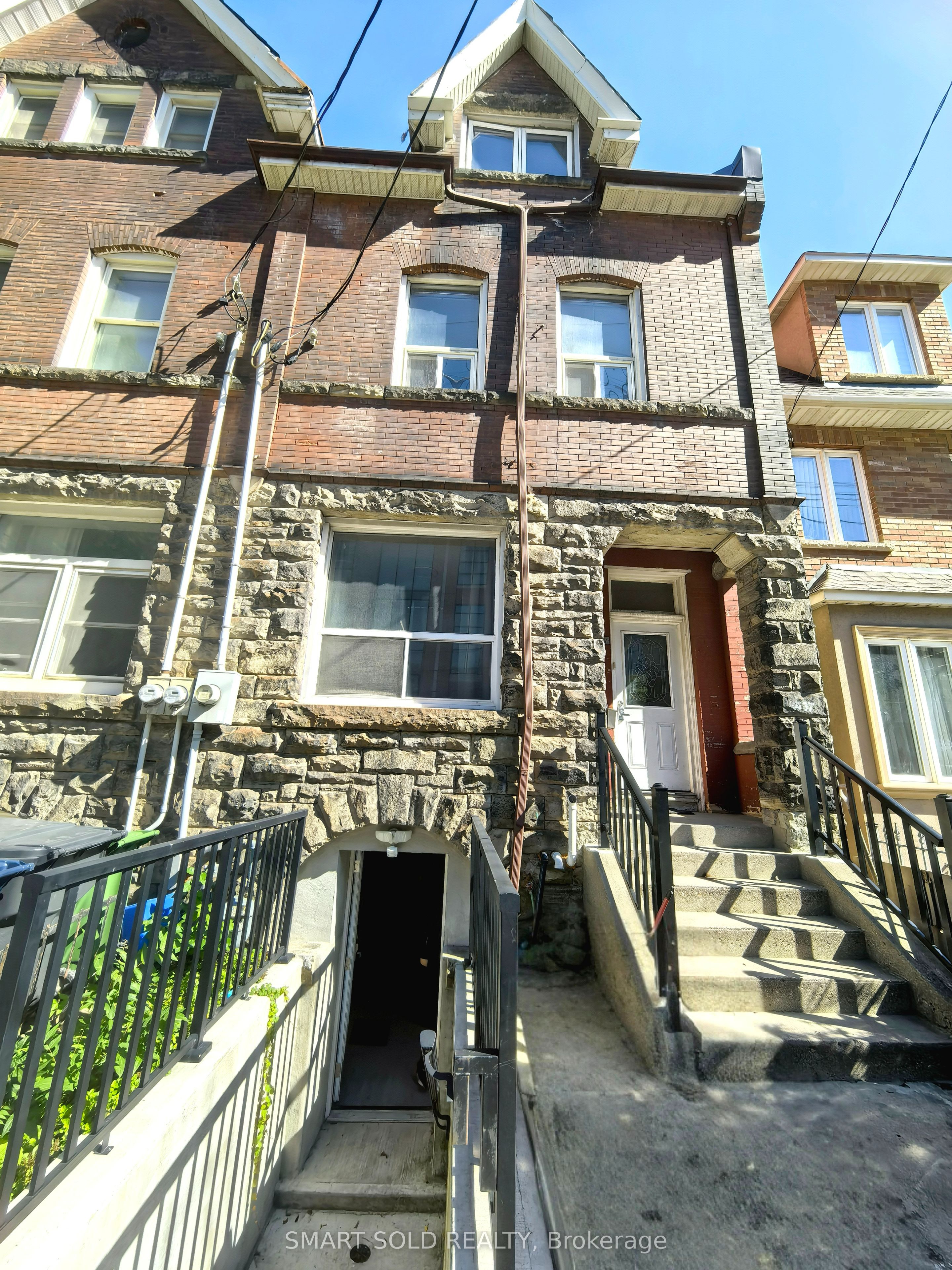 Upper 437 Bathurst Street, Toronto, ON M5T 2S9