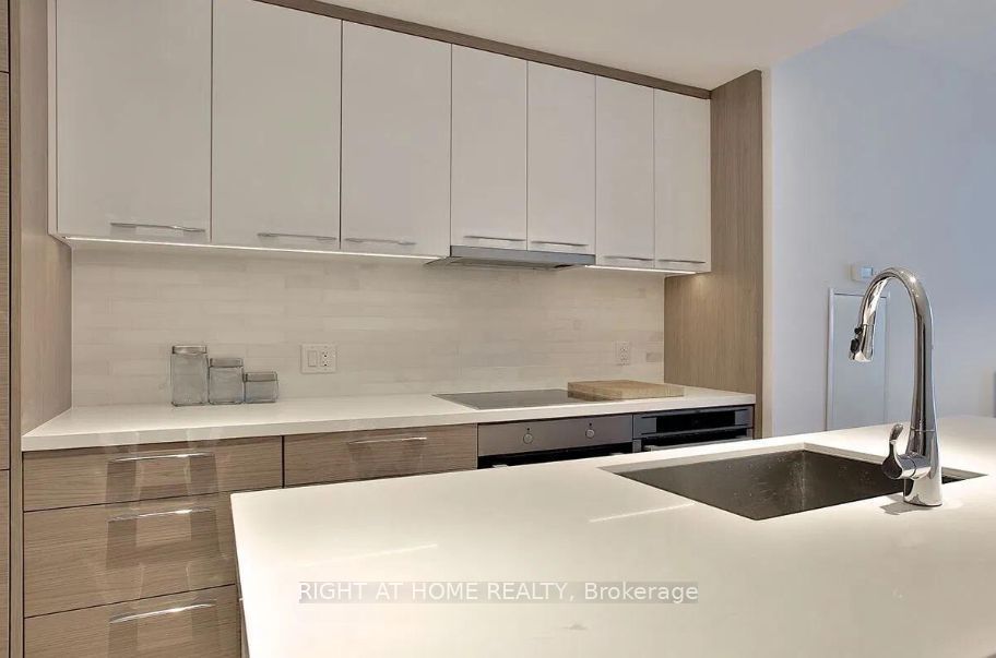 488 University Avenue 4208, Toronto, ON M5G 0C1 photo 2
