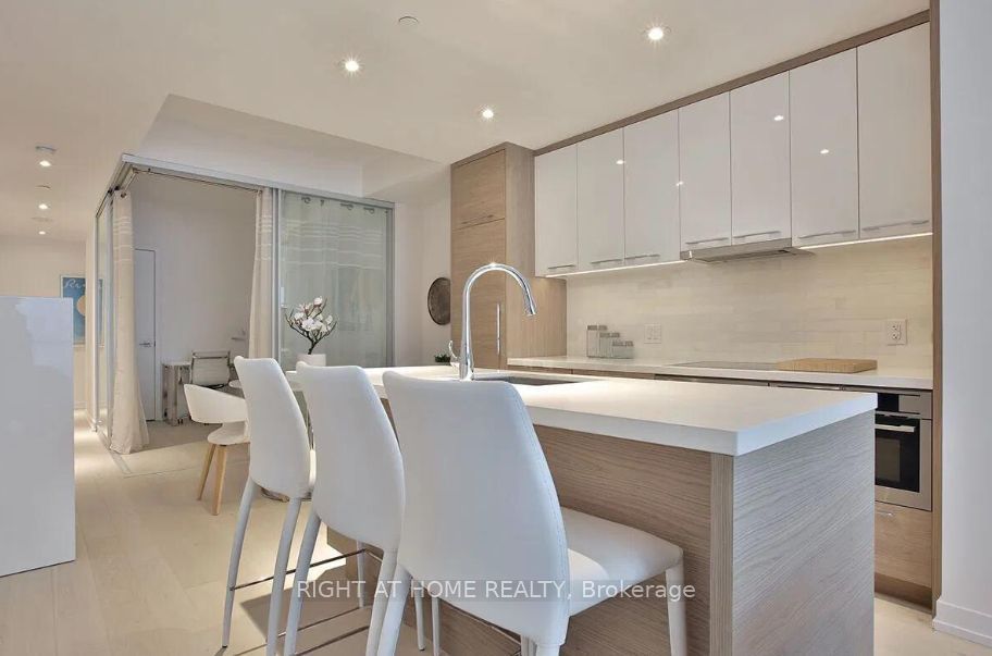488 University Avenue 4208, Toronto, ON M5G 0C1 photo 3