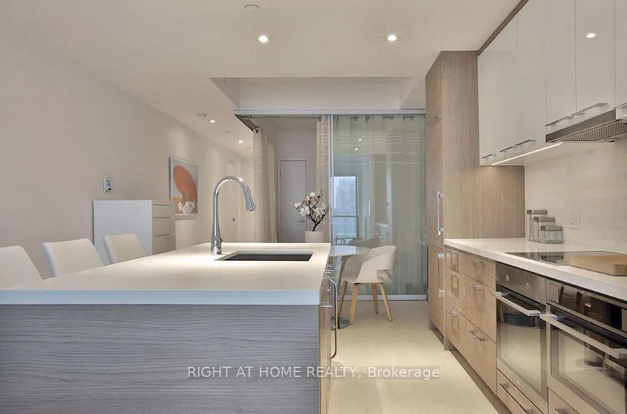 488 University Avenue 4208, Toronto, ON M5G 0C1 photo 4